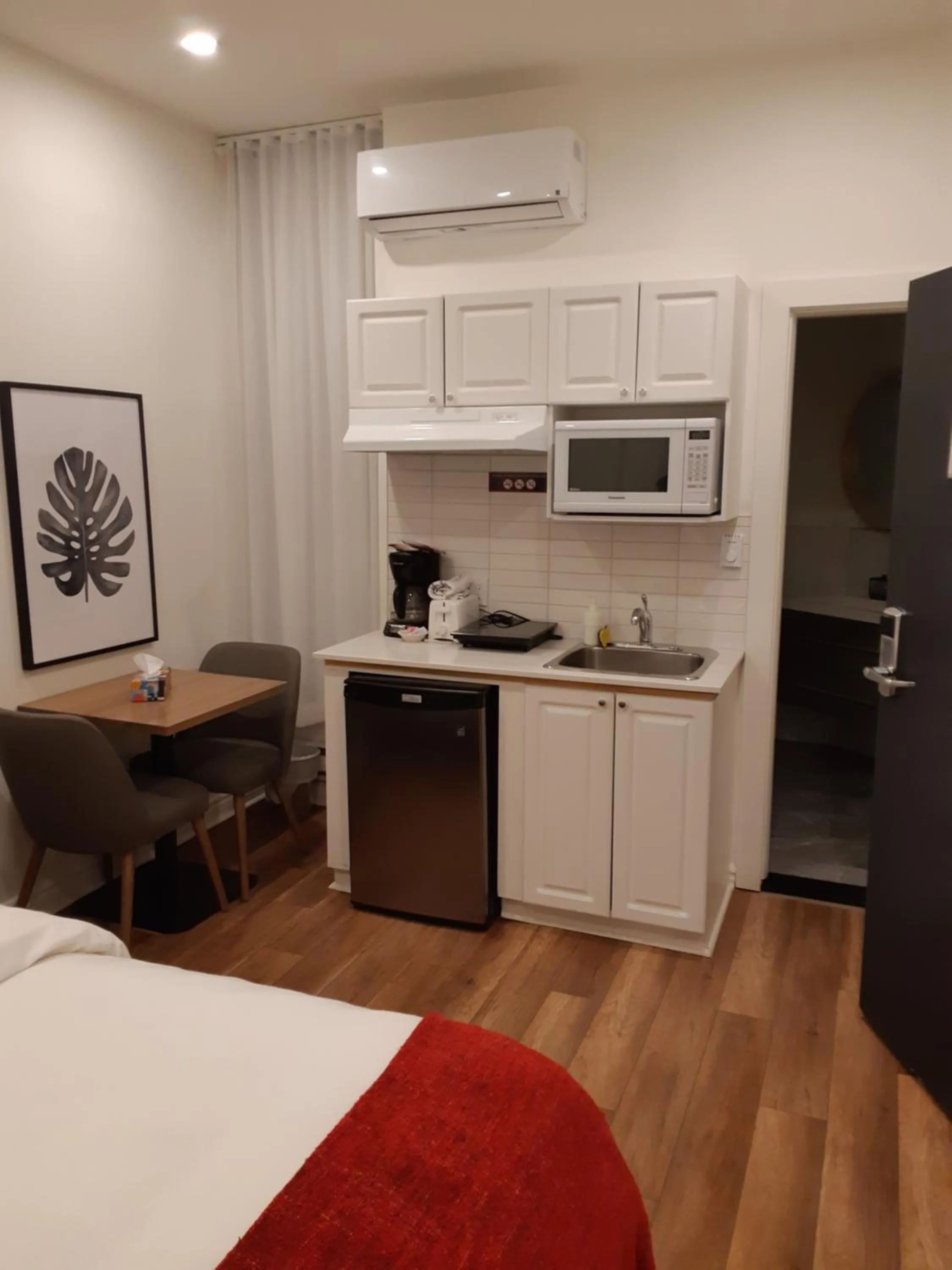 Kitchen or kitchenette, Bed in hotel & spa Carré Saint-Louis