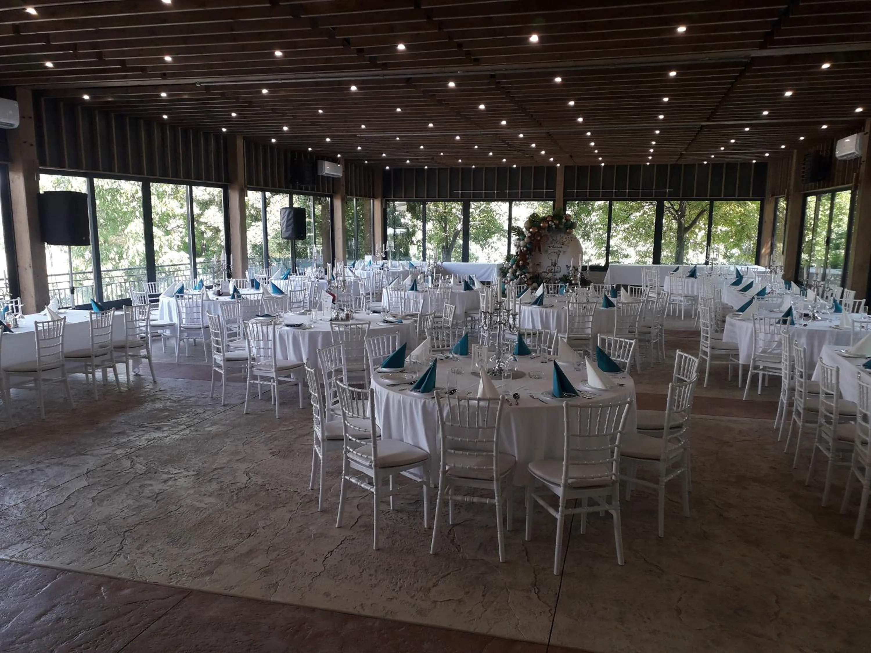 Restaurant/places to eat in Hotel Marina OASA