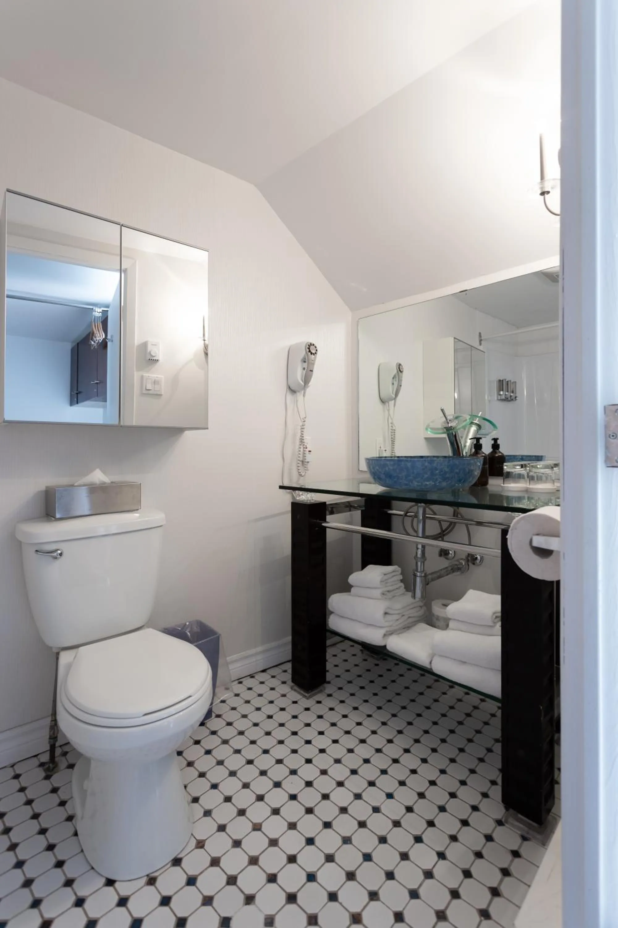 Bathroom in Hotel Champlain