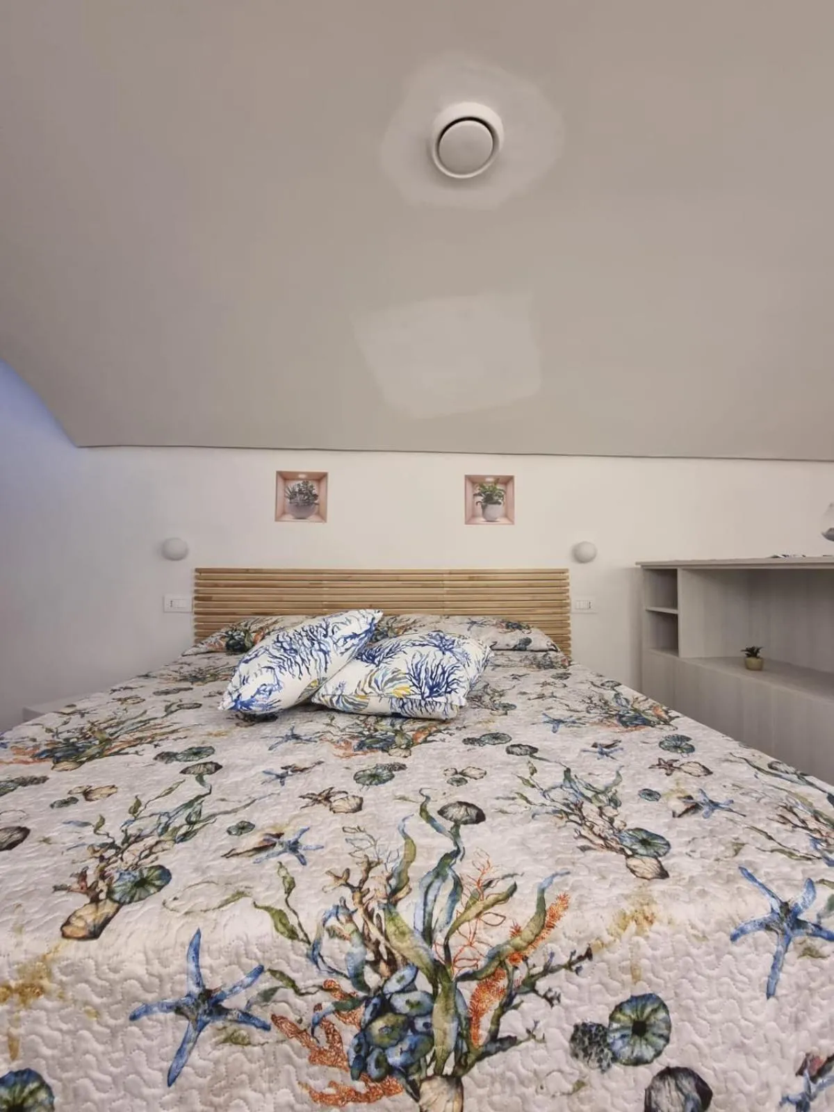 Bed in Celeste Costiera