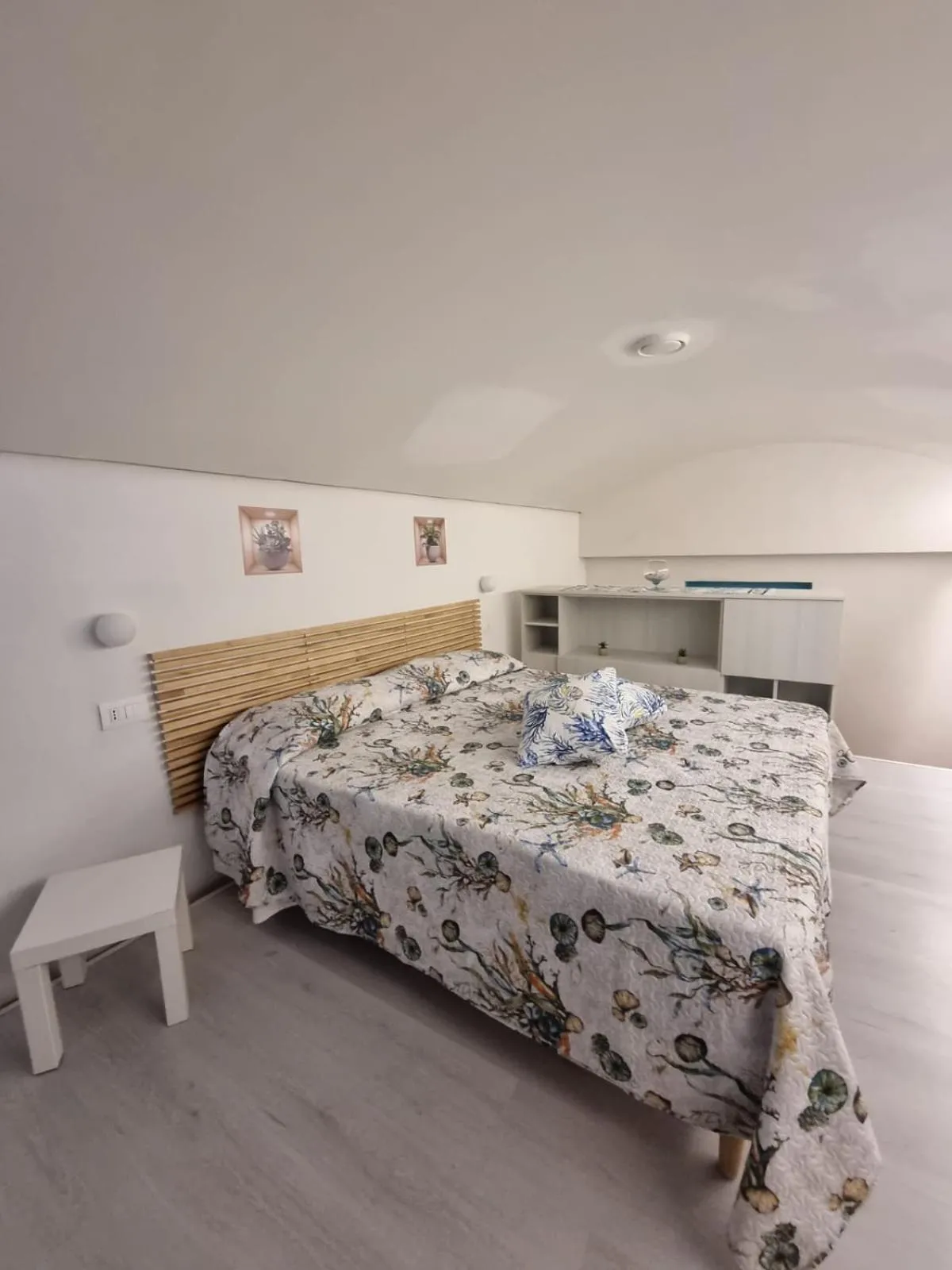 Bed in Celeste Costiera
