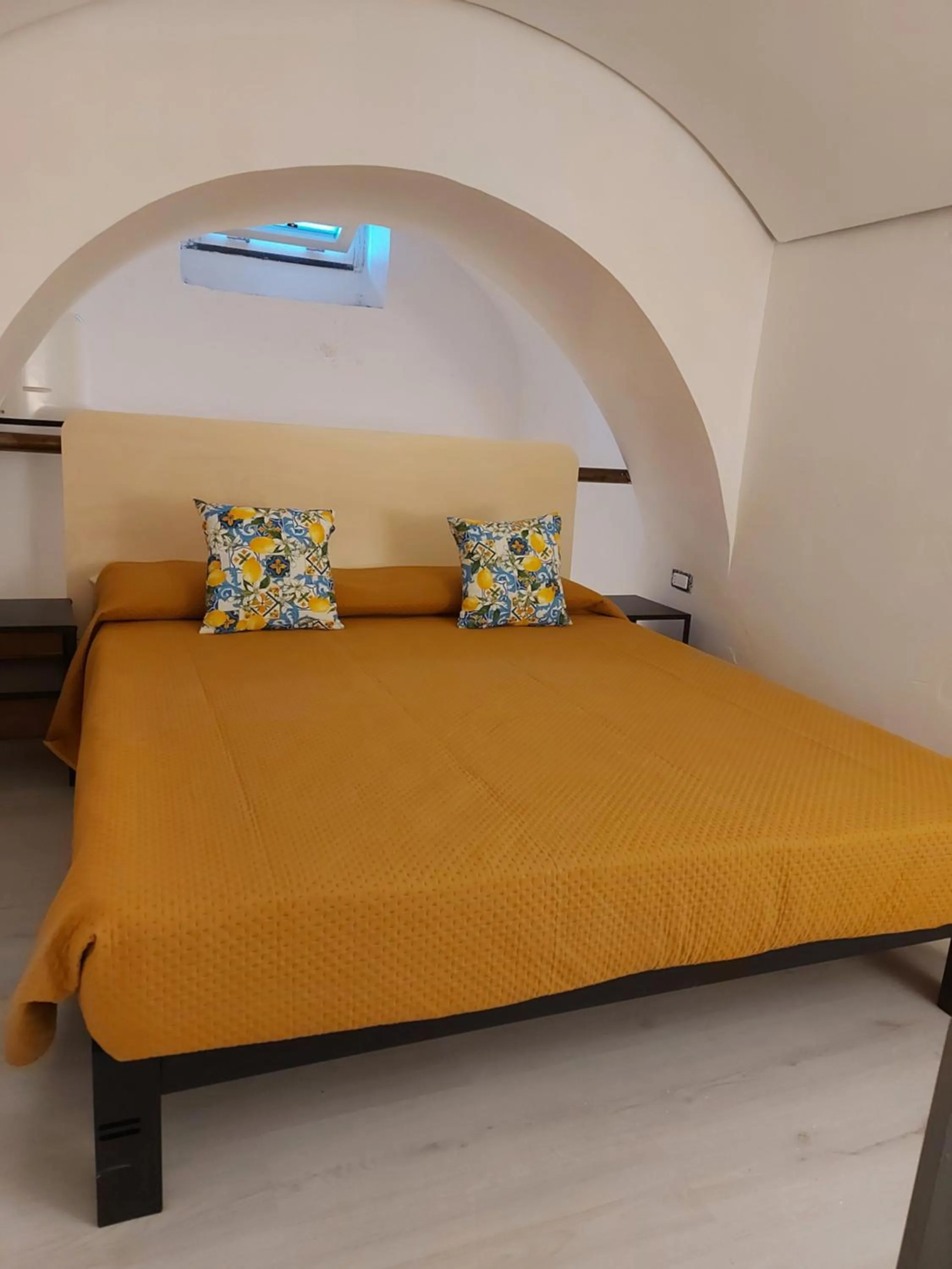 Bed in Celeste Costiera