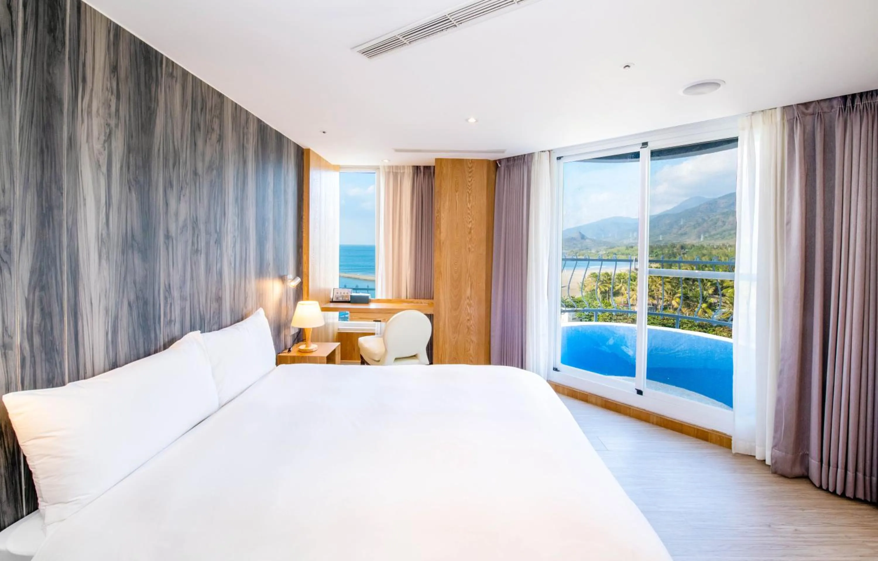 Photo of the whole room, Bed in Kenting Long Beach Hotel