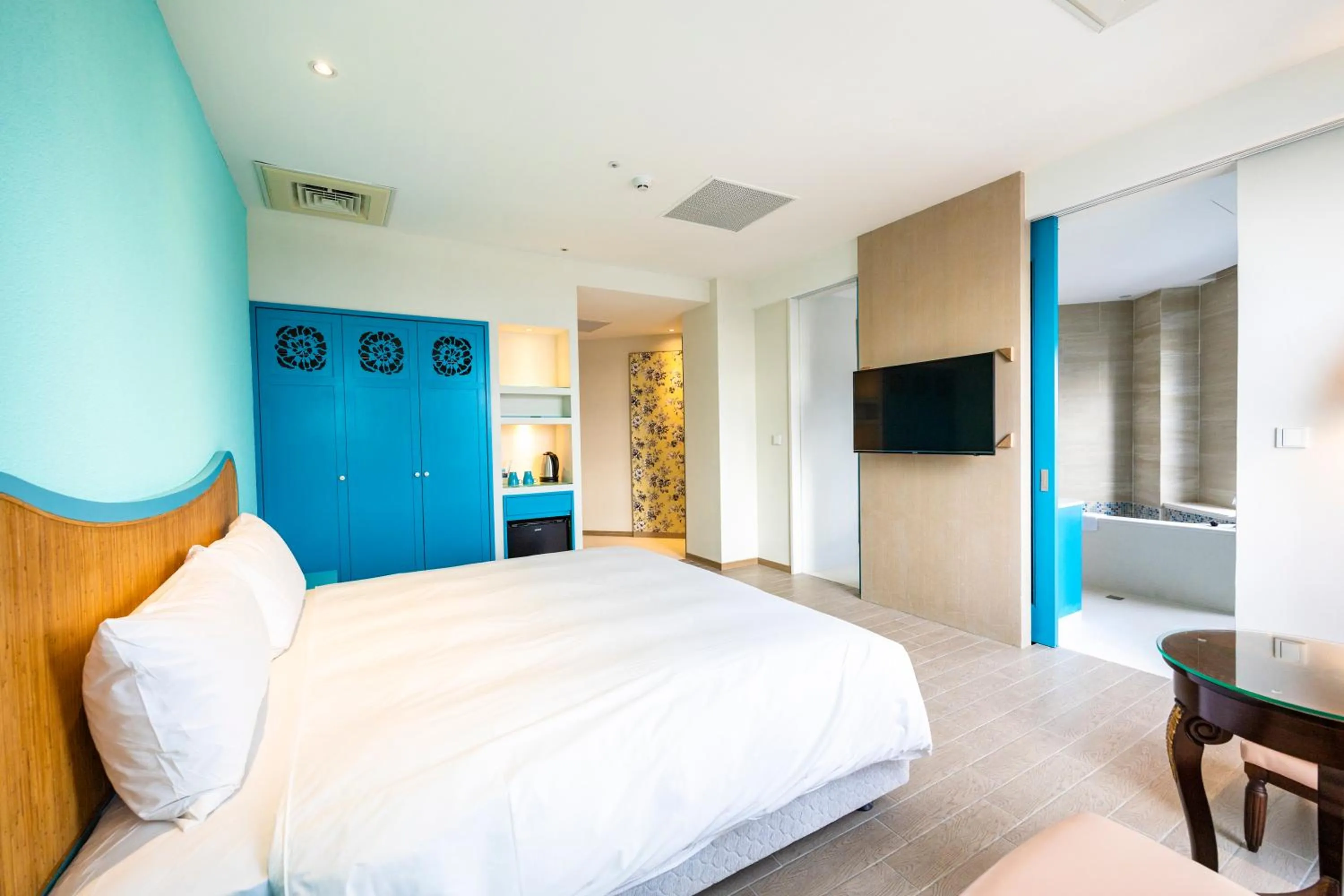 Bed in Kenting Long Beach Hotel