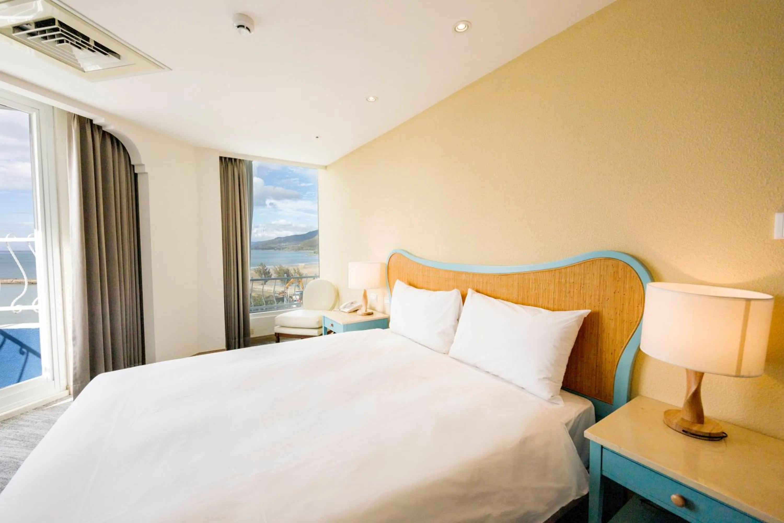 Bed in Kenting Long Beach Hotel