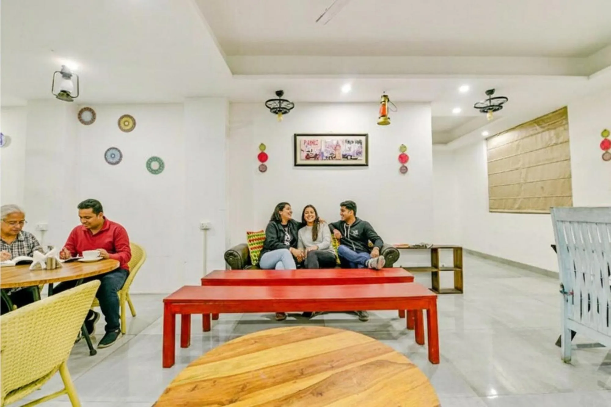 Restaurant/places to eat in FabHotel F9 Sector 19