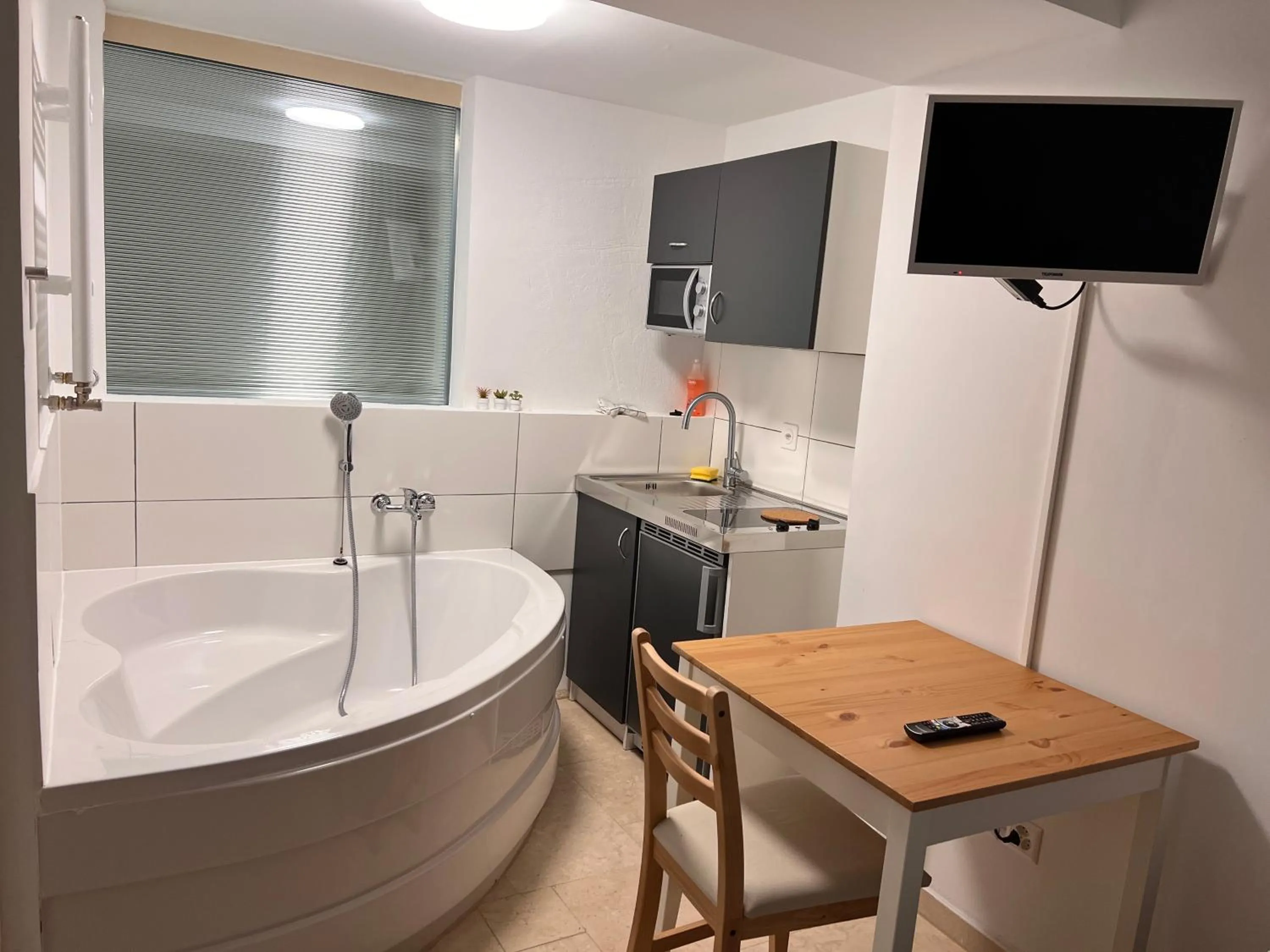 Bathroom in Rössli Self Check in 24-7 Free Parking