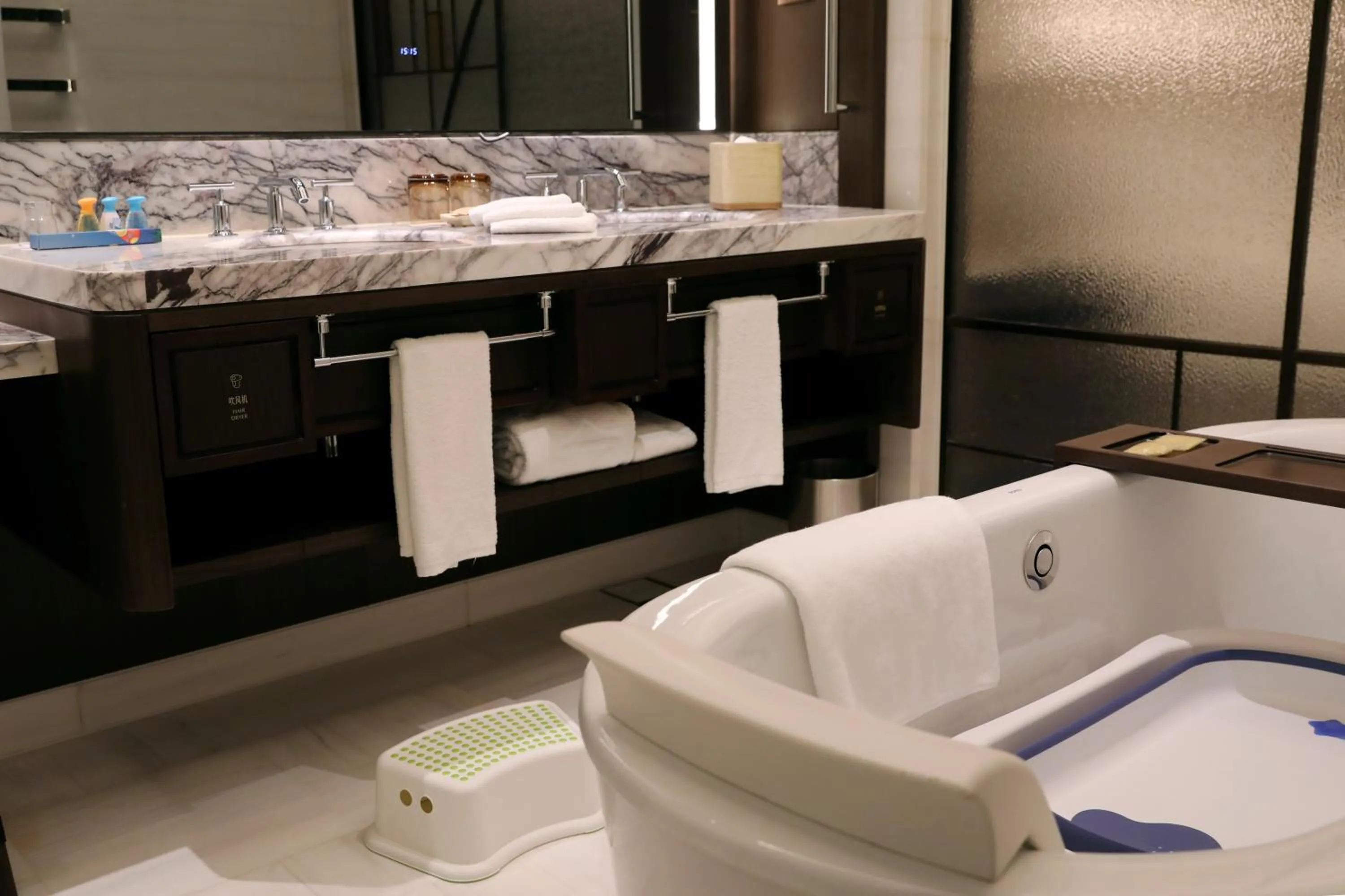 Bathroom in Shangri-La Qiantan, Shanghai - Steps away from the Oriental Sports Center, and easy reach the vibrant art scene of West Bund