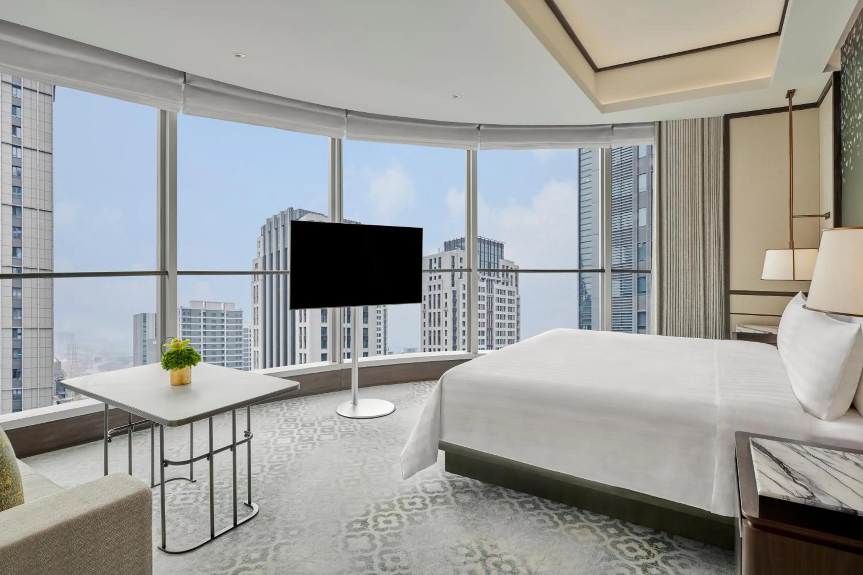 Photo of the whole room, Bed in Shangri-La Qiantan, Shanghai - Steps away from the Oriental Sports Center, and easy reach the vibrant art scene of West Bund