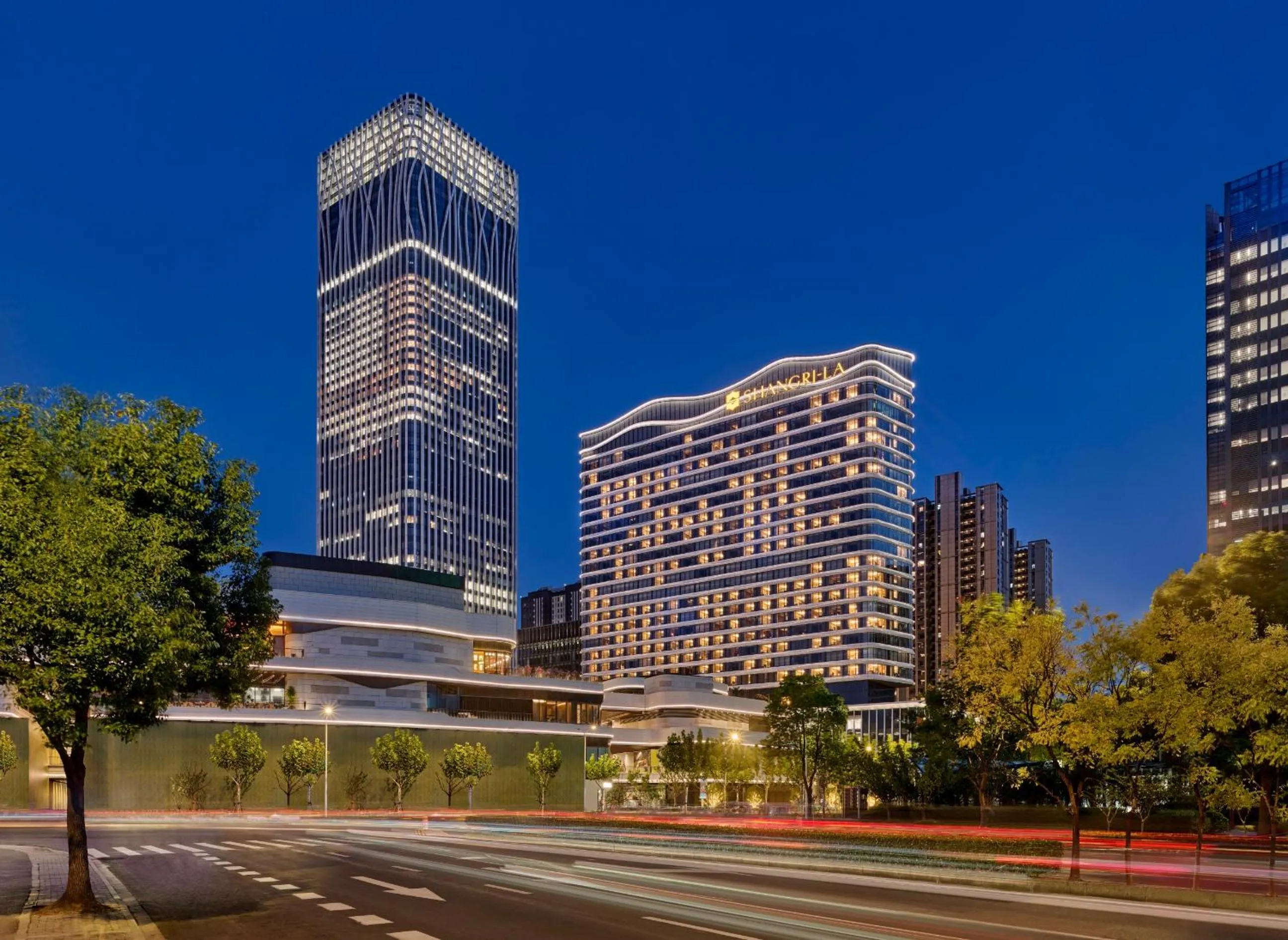 Property building in Shangri-La Qiantan, Shanghai - Steps away from the Oriental Sports Center, and easy reach the vibrant art scene of West Bund