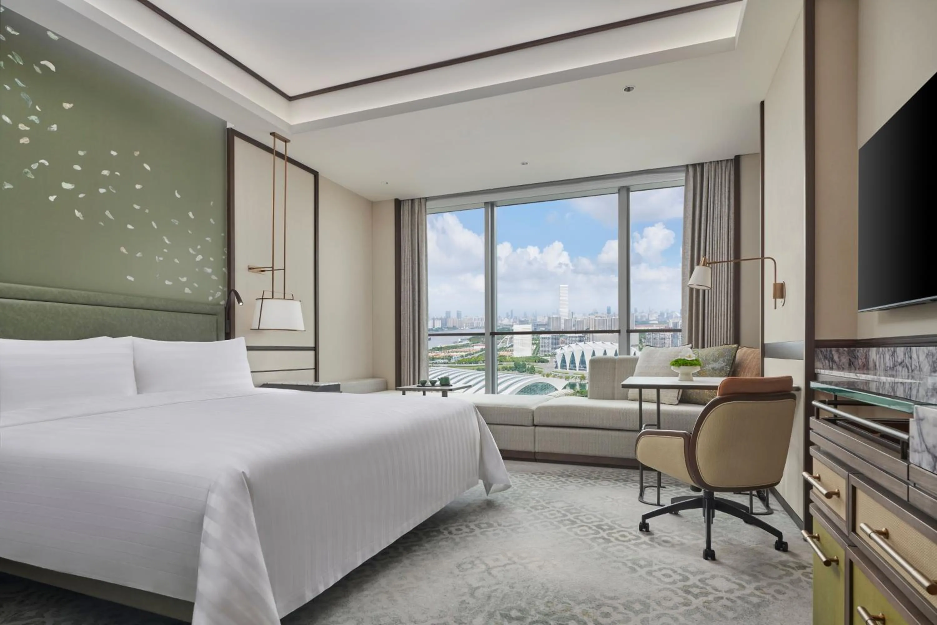 Photo of the whole room, Bed in Shangri-La Qiantan, Shanghai - Steps away from the Oriental Sports Center, and easy reach the vibrant art scene of West Bund