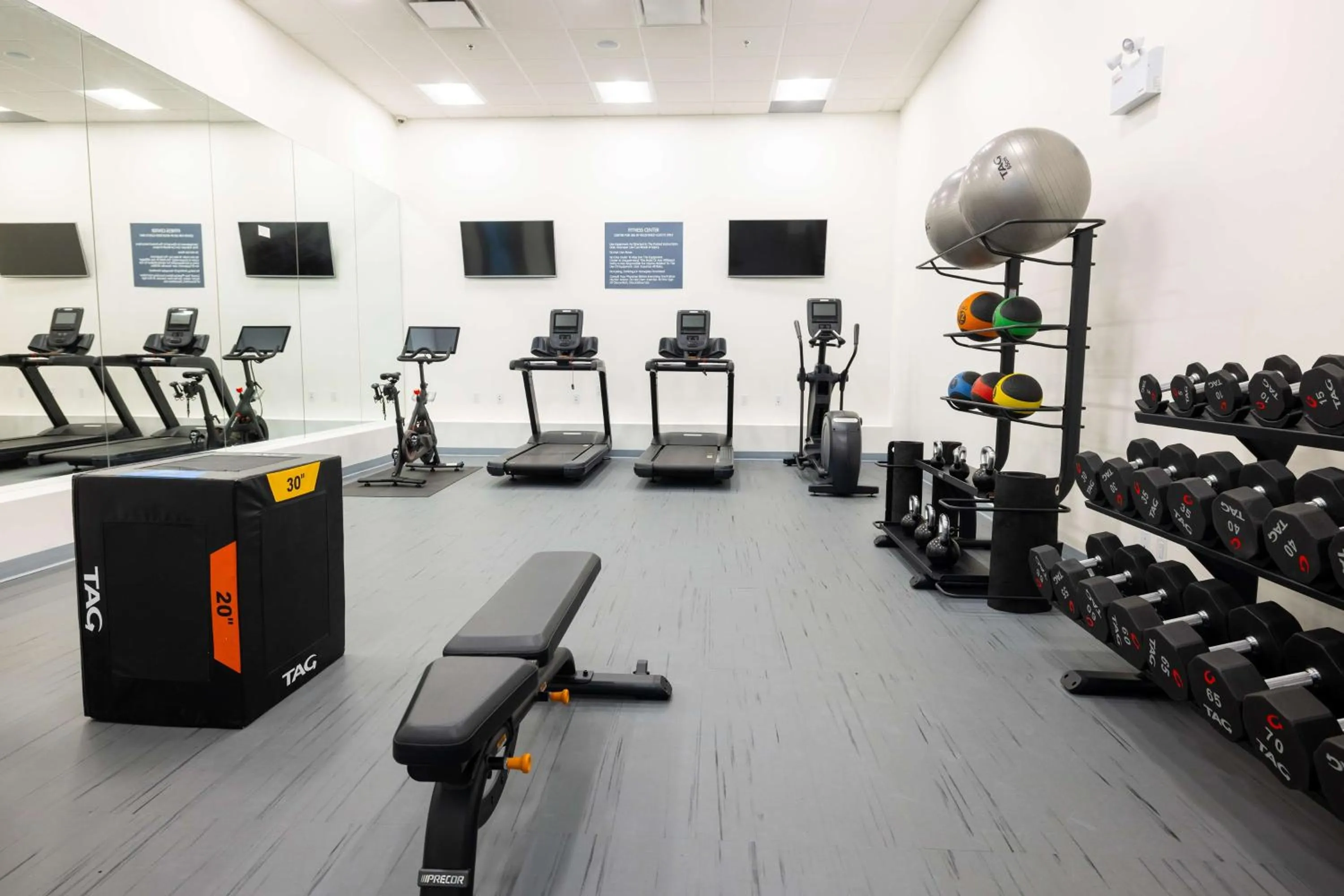 Fitness centre/facilities in DoubleTree by Hilton Calgary North