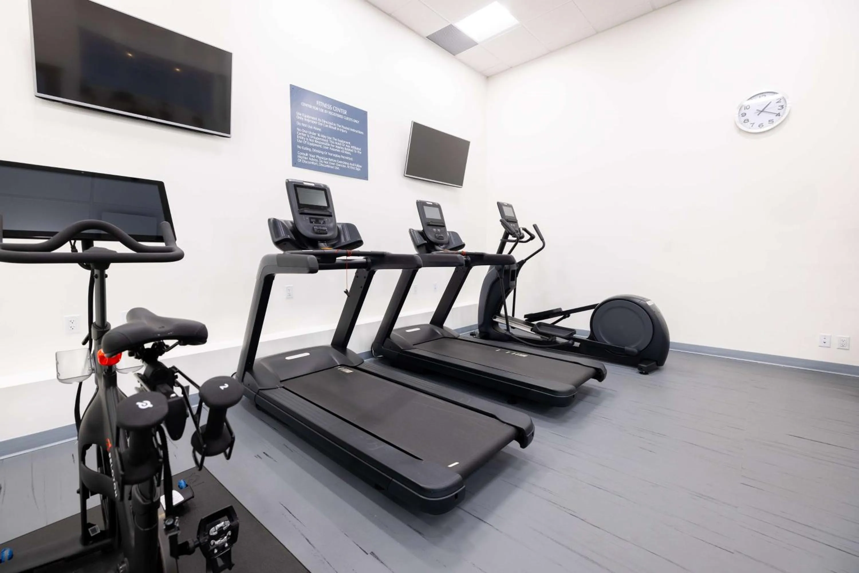 Fitness centre/facilities in DoubleTree by Hilton Calgary North