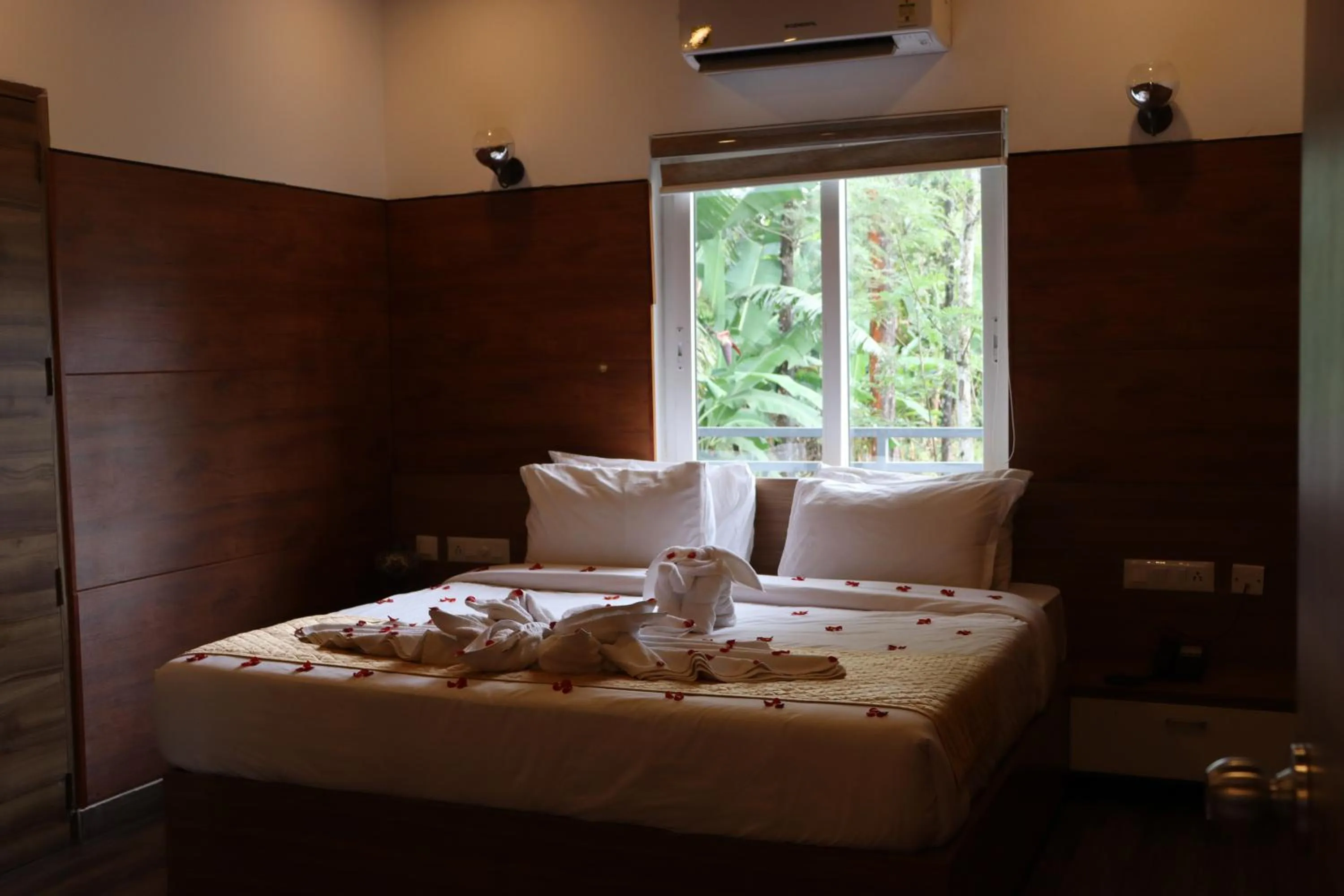 Bed in Ramee Wolkenburg Resort & Spa, Munnar
