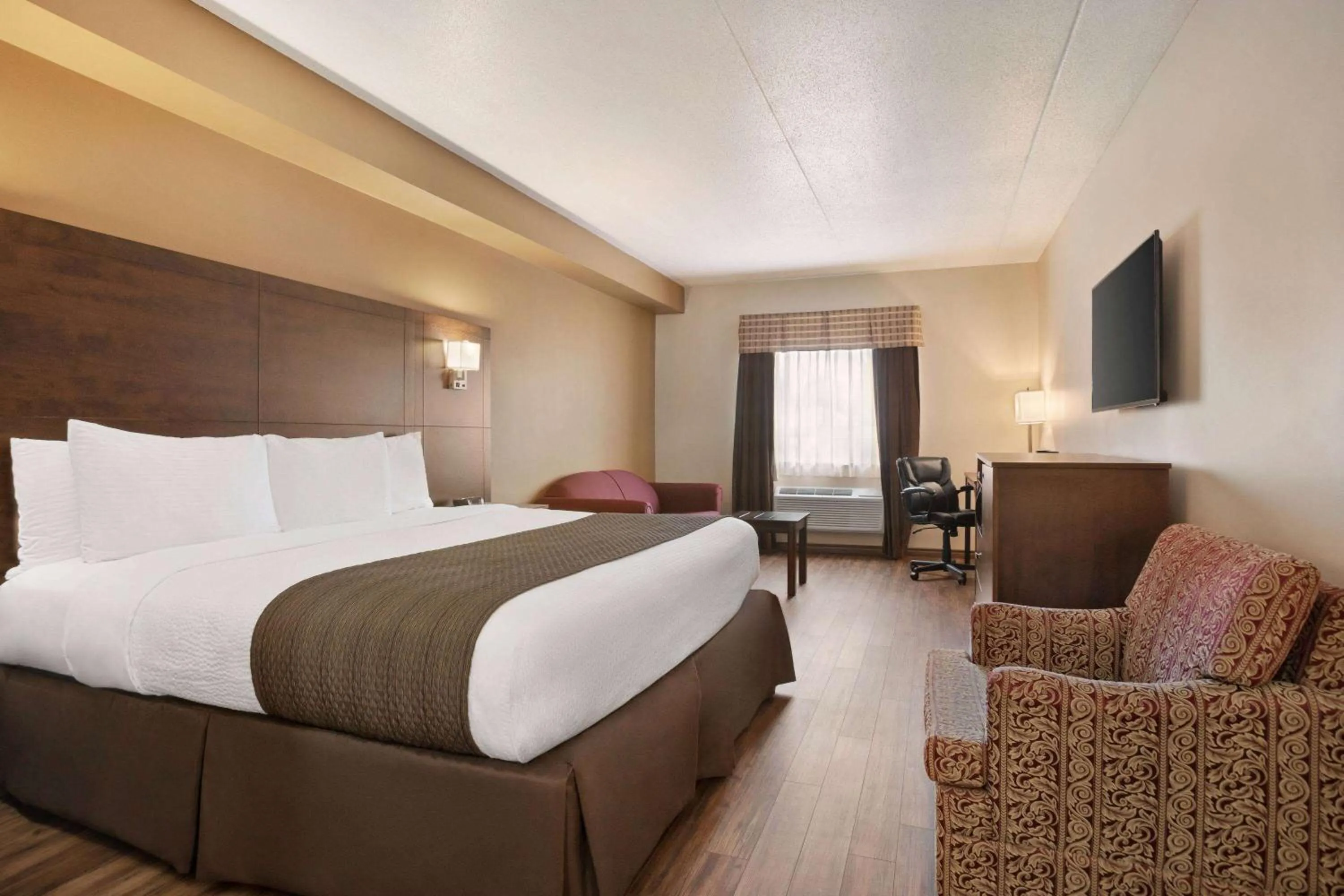 Photo of the whole room, Bed in Days Inn by Wyndham Leamington