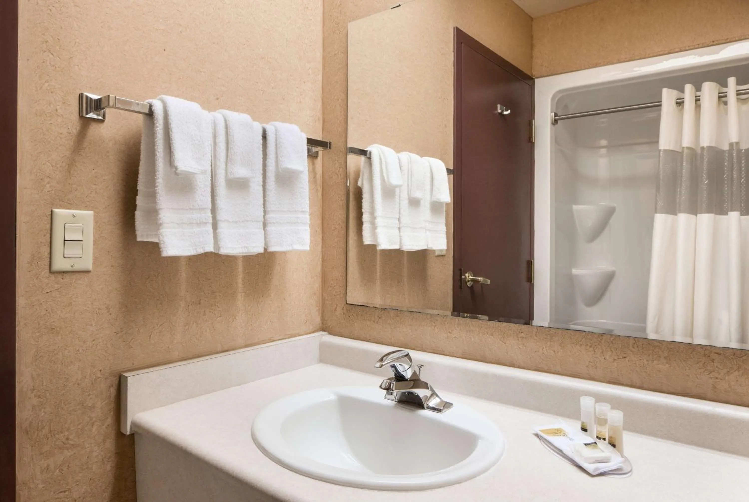 TV and multimedia in Days Inn by Wyndham Leamington