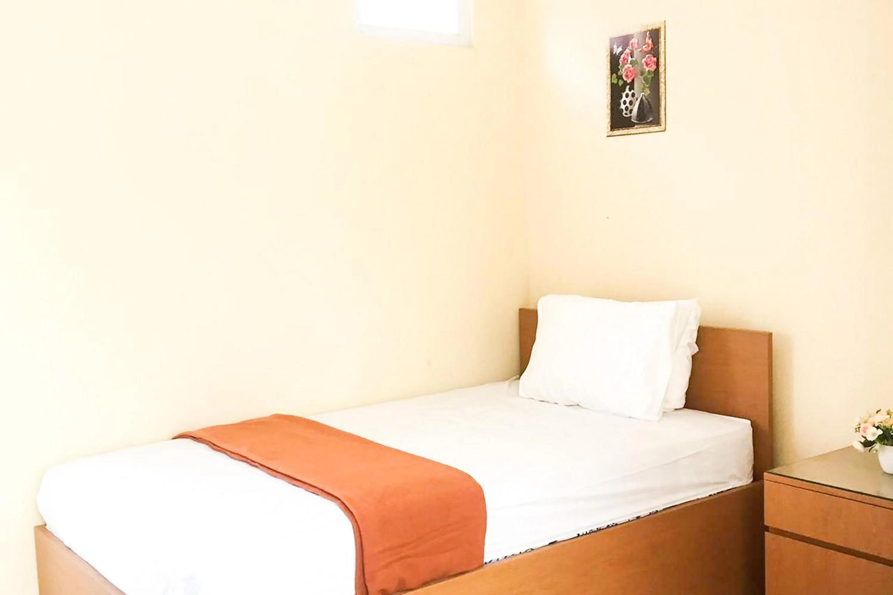 Bed in Muzdalifa Syariah near Alun Alun Gresik Mitra RedDoorz