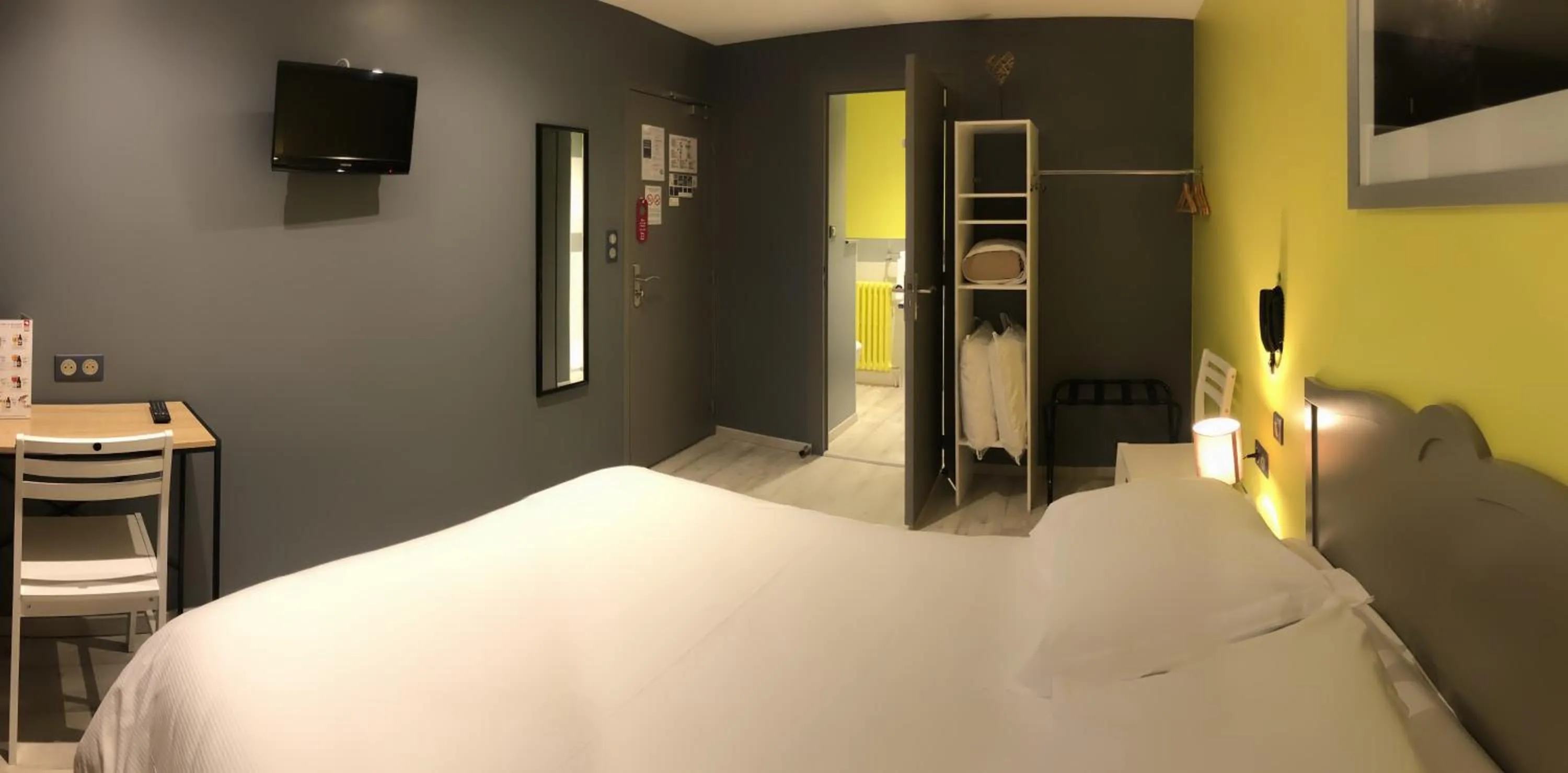 Bed in Hotel de l'Abbaye à Cluny