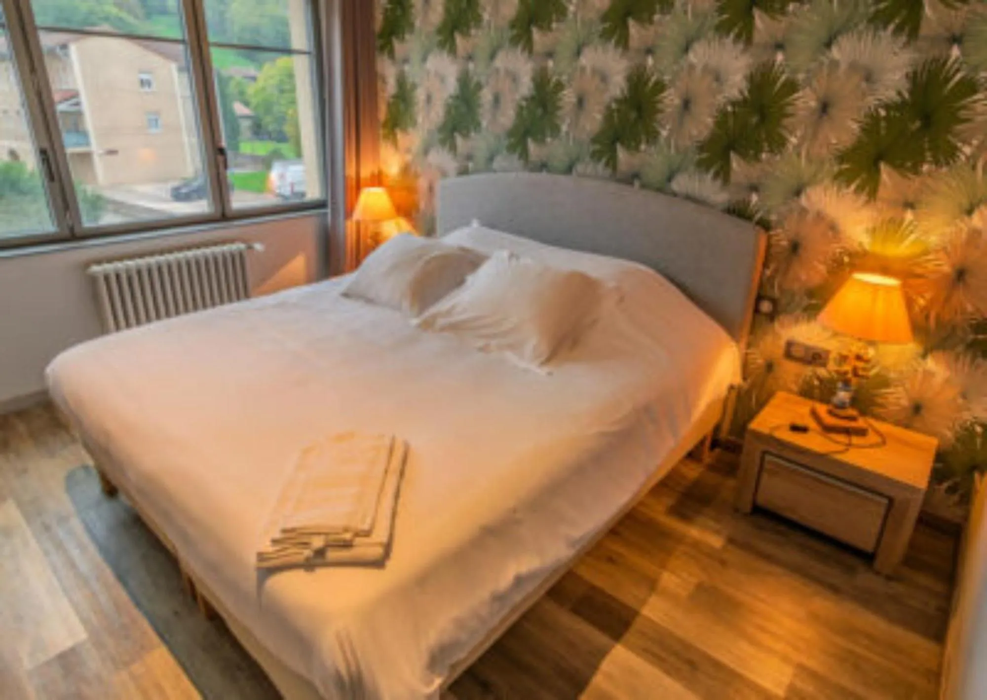 Bed in Hotel de l'Abbaye à Cluny