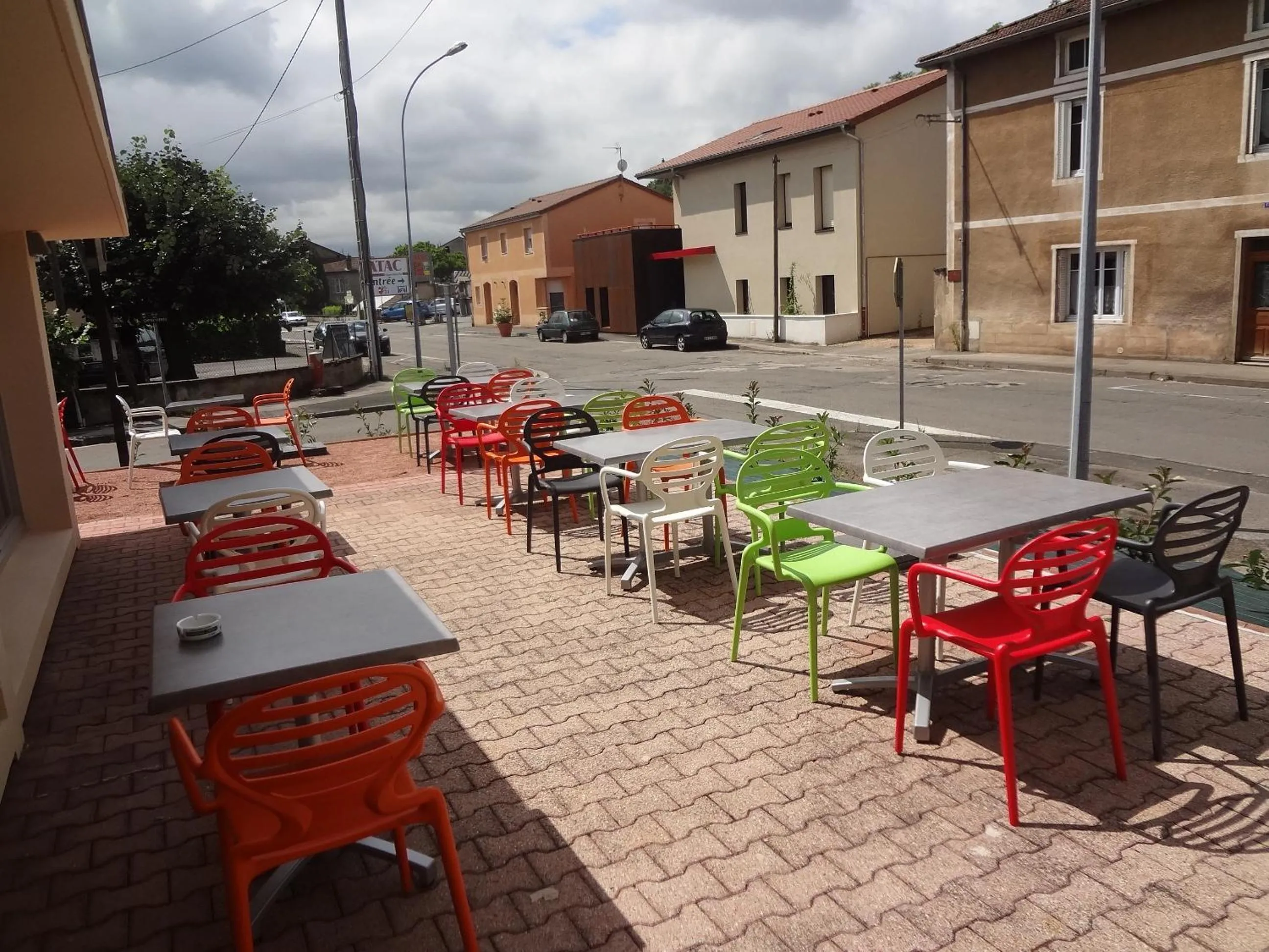 Patio in Hotel de l'Abbaye à Cluny