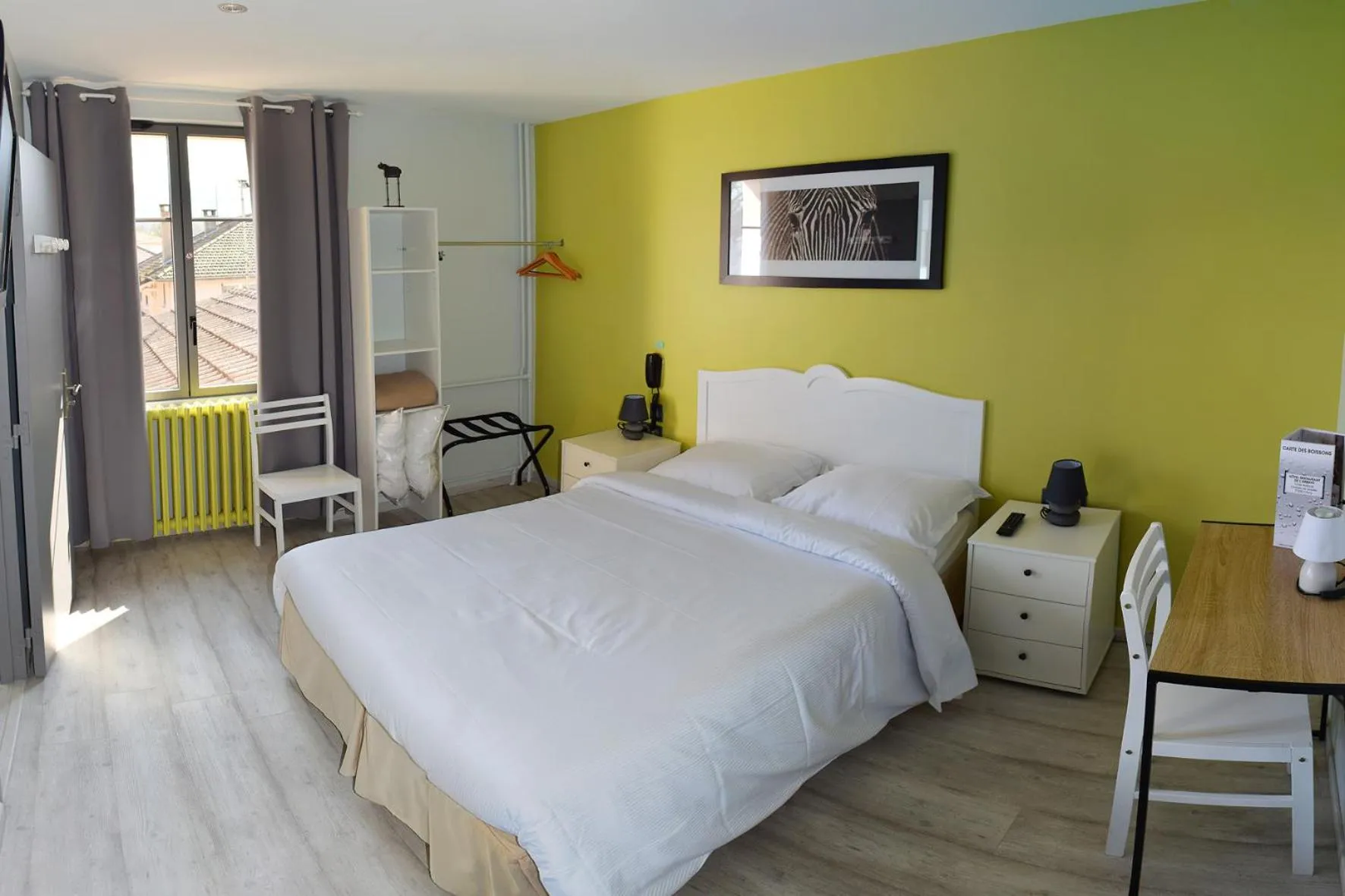 Bed in Hotel de l'Abbaye à Cluny