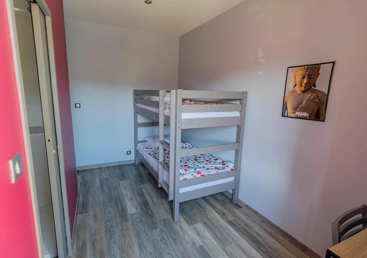Bedroom, Bed in Hotel de l'Abbaye à Cluny