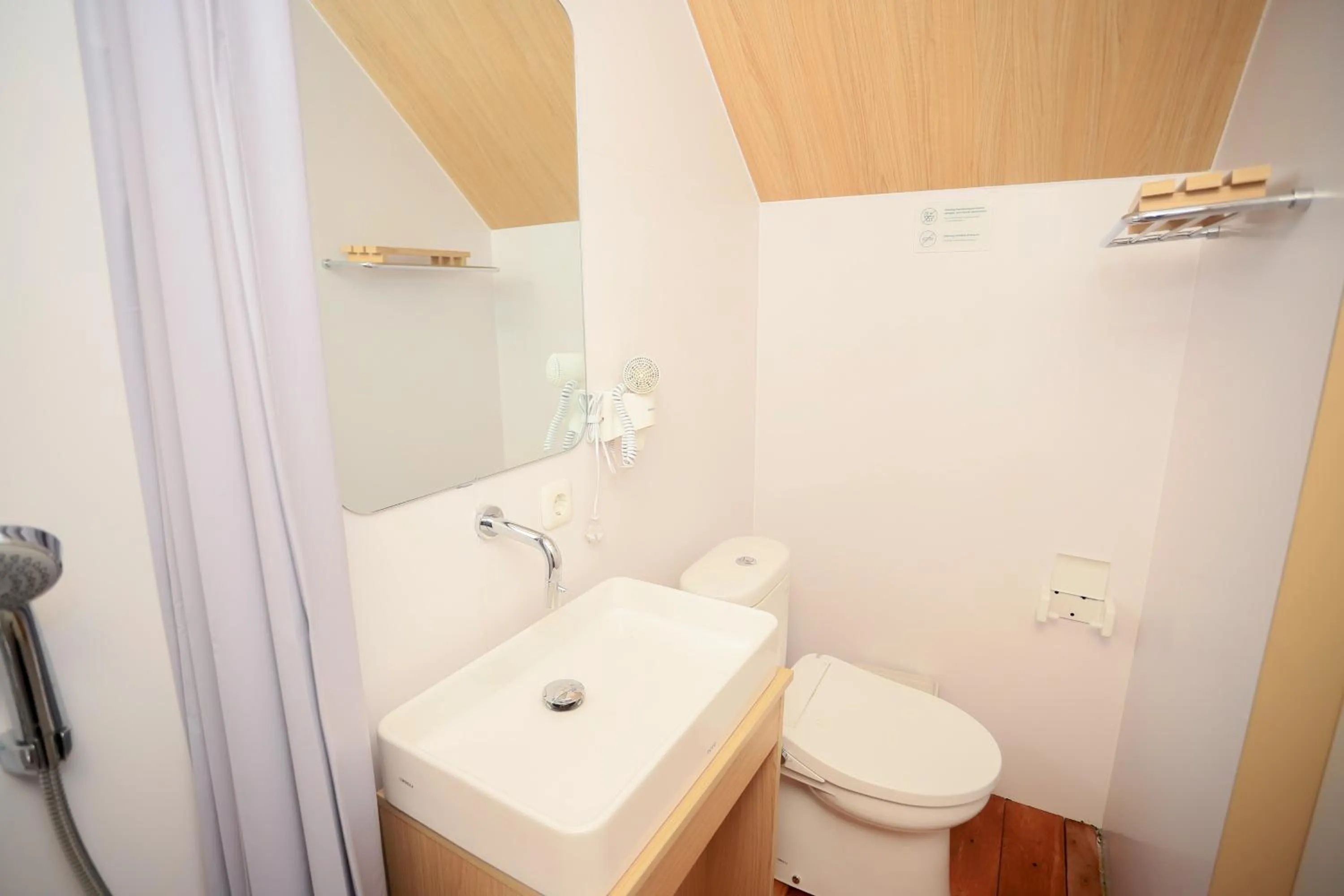 Toilet in Bobocabin Kaldera, Toba