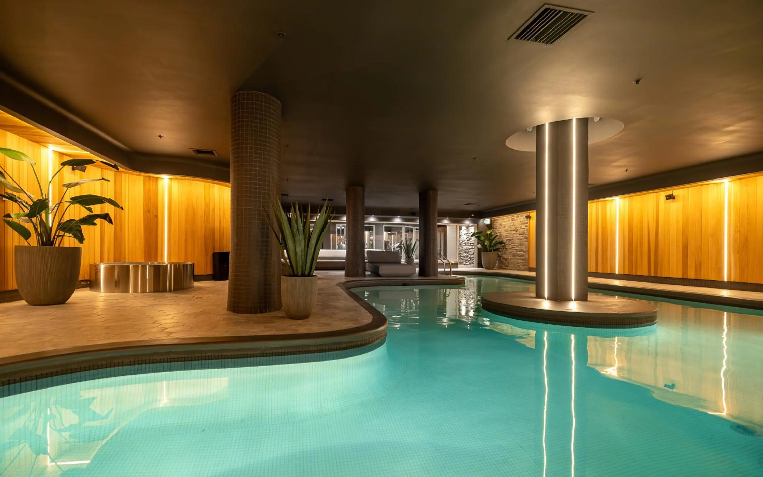 Swimming pool in Hotel Manoir Victoria