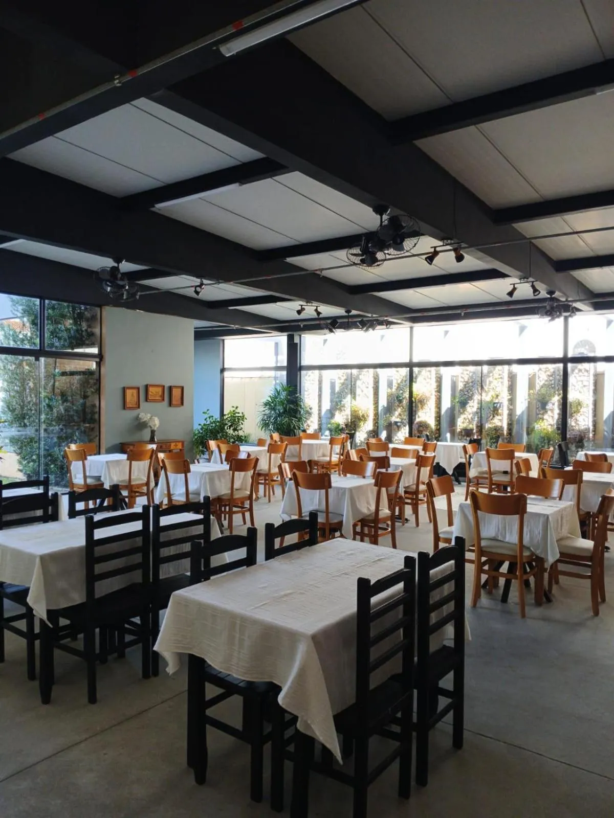 Restaurant/places to eat in Pinda Palace Hotel