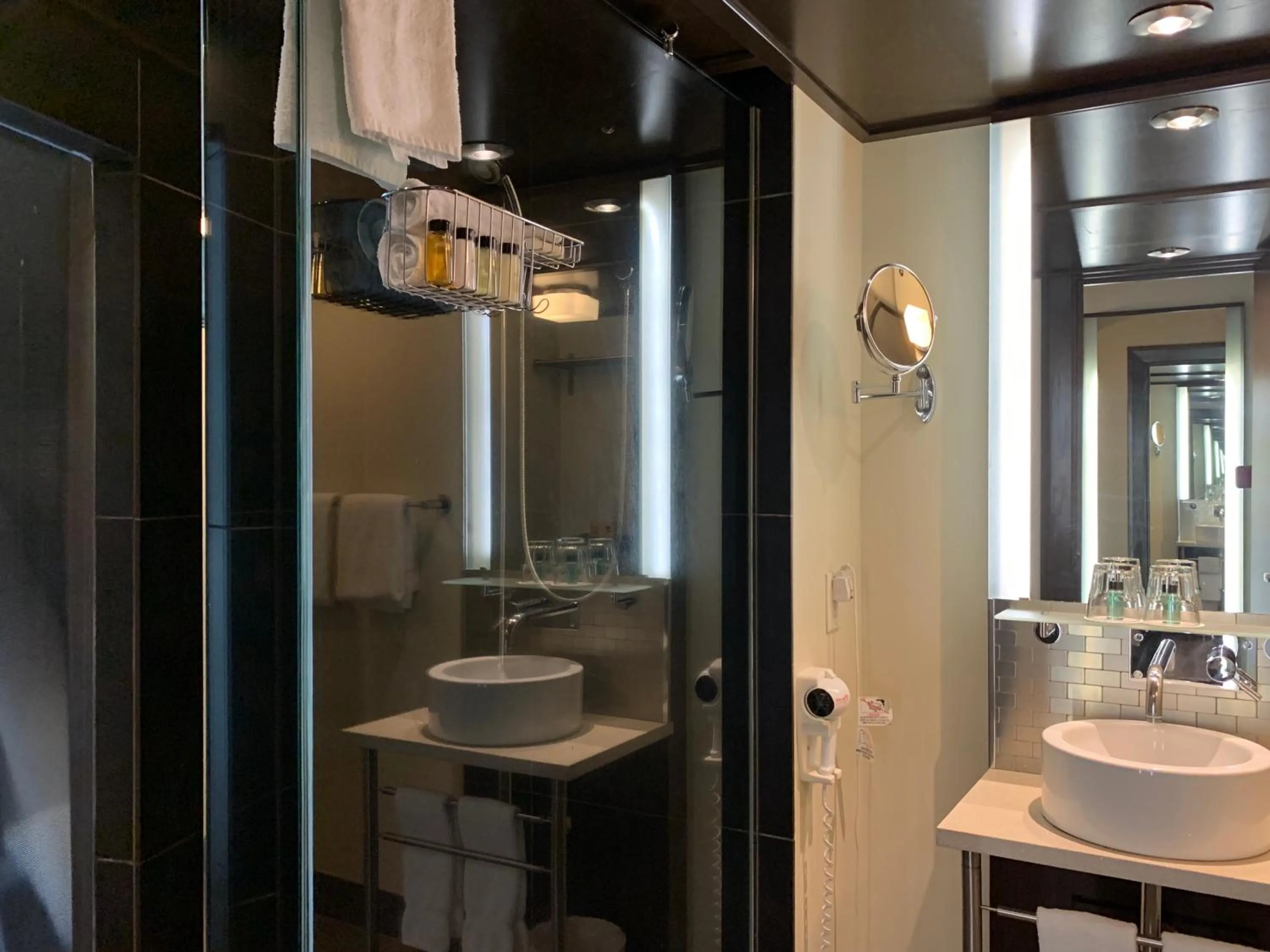 Bathroom in Hôtel Sainte-Anne