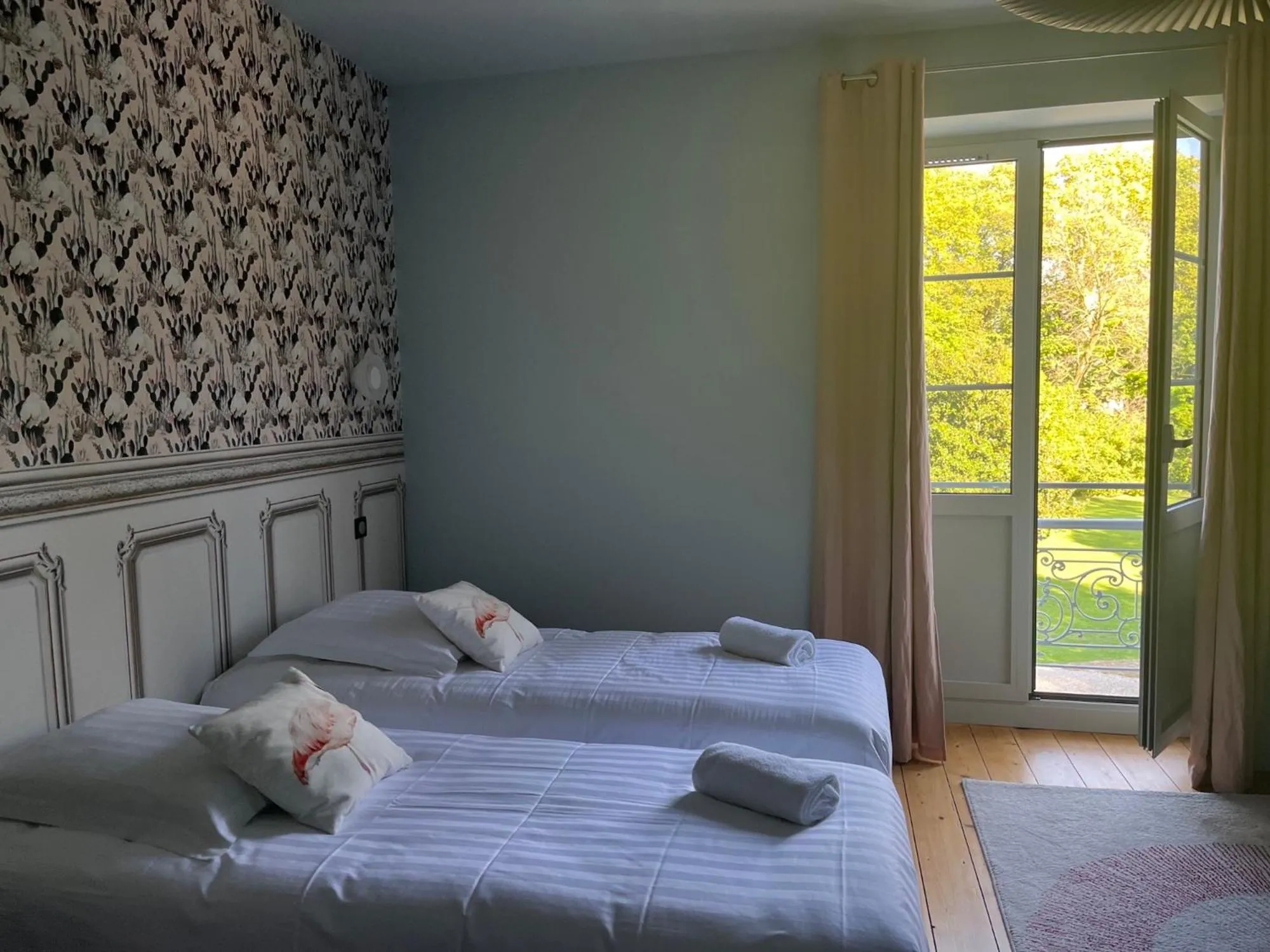 Bed in Domaine Clairfontaine Noyarey - Suites Junior