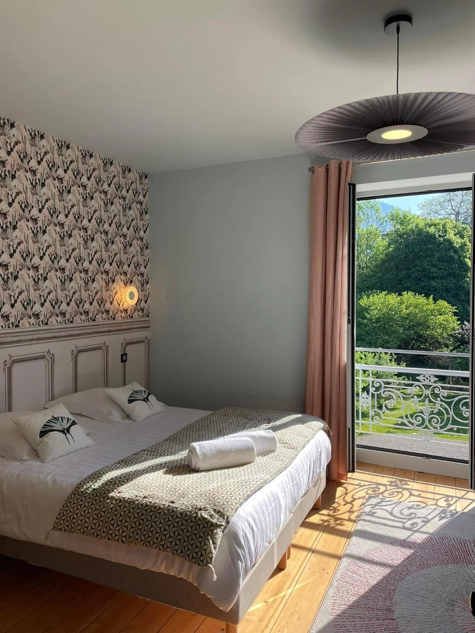 Bed in Domaine Clairfontaine Noyarey - Suites Junior