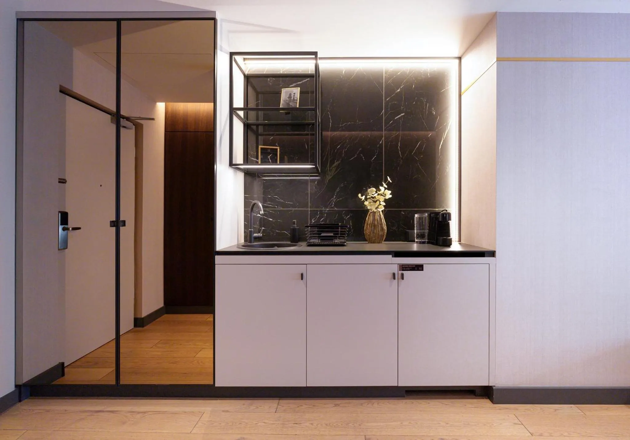 Coffee/tea facilities in Emerald Downtown Luxury Suites by Continental Group