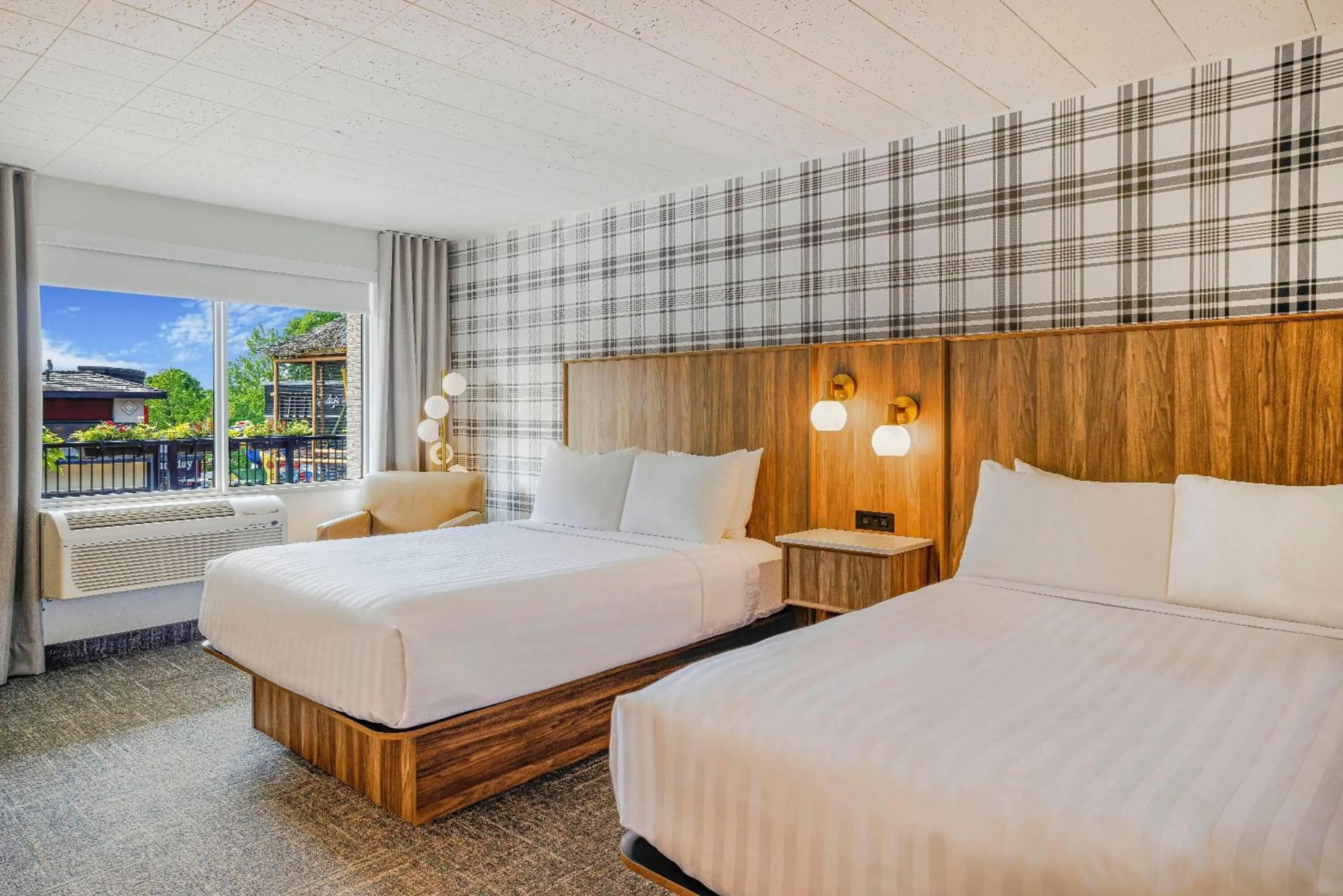 Bed in Travelodge by Wyndham Niagara Falls At the Falls