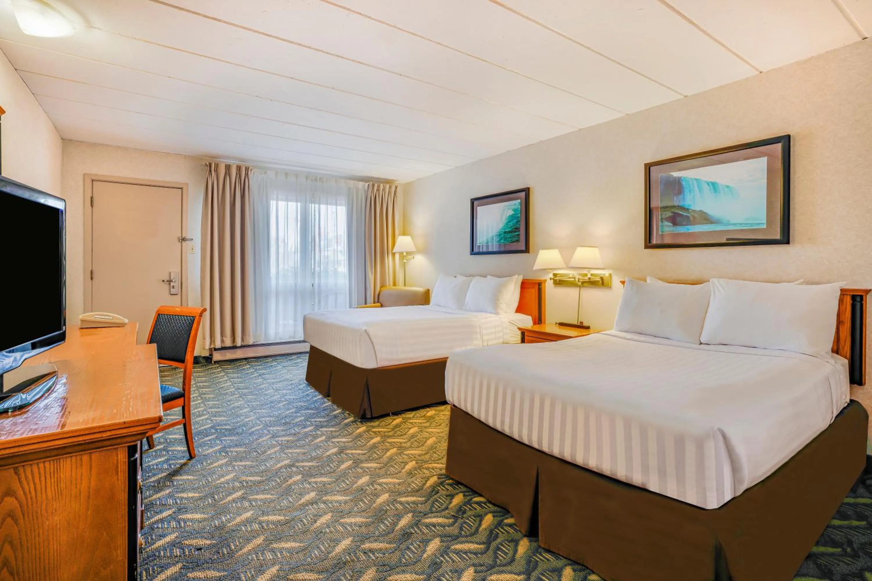 Bed in Travelodge by Wyndham Niagara Falls At the Falls