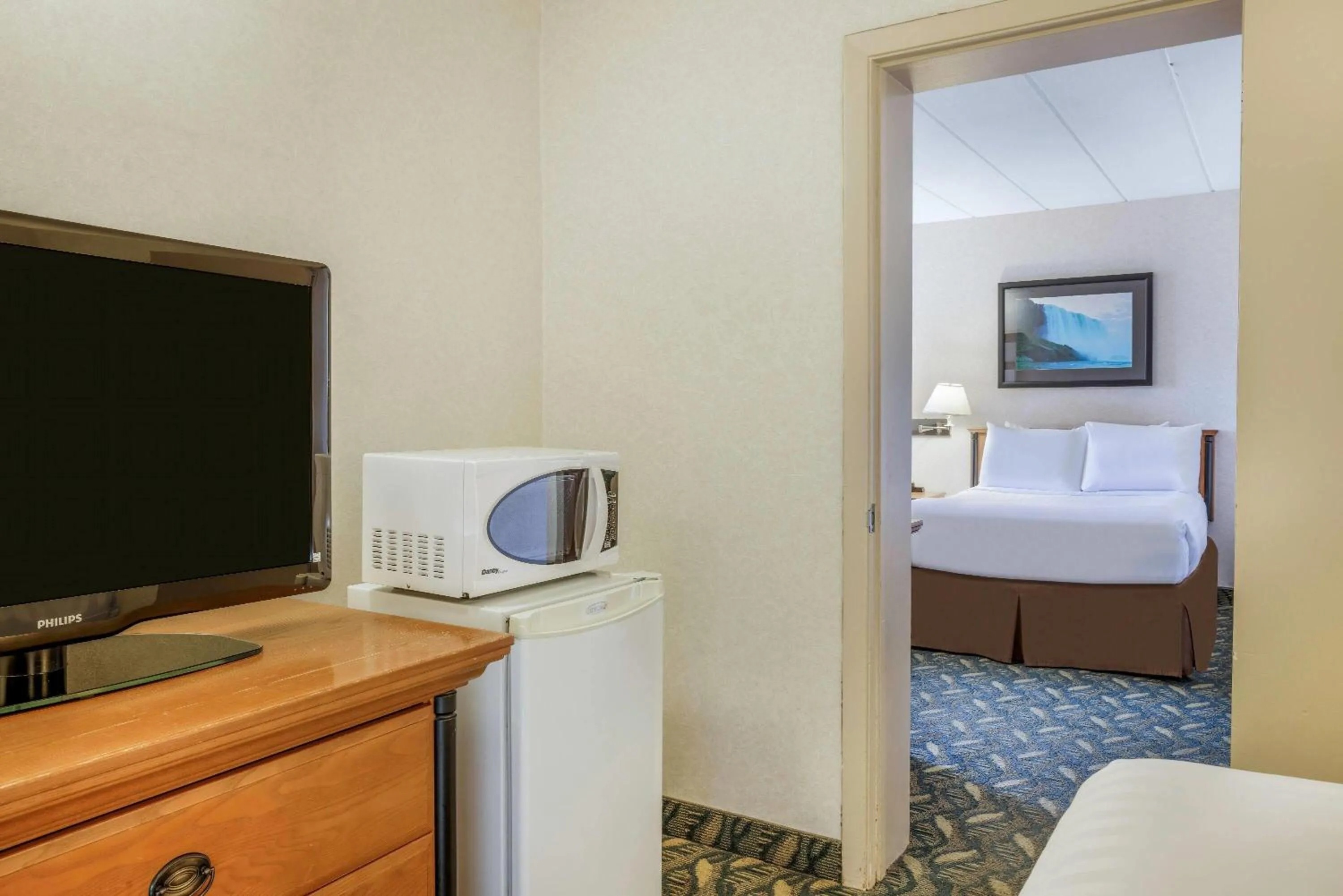 Bed in Travelodge by Wyndham Niagara Falls At the Falls