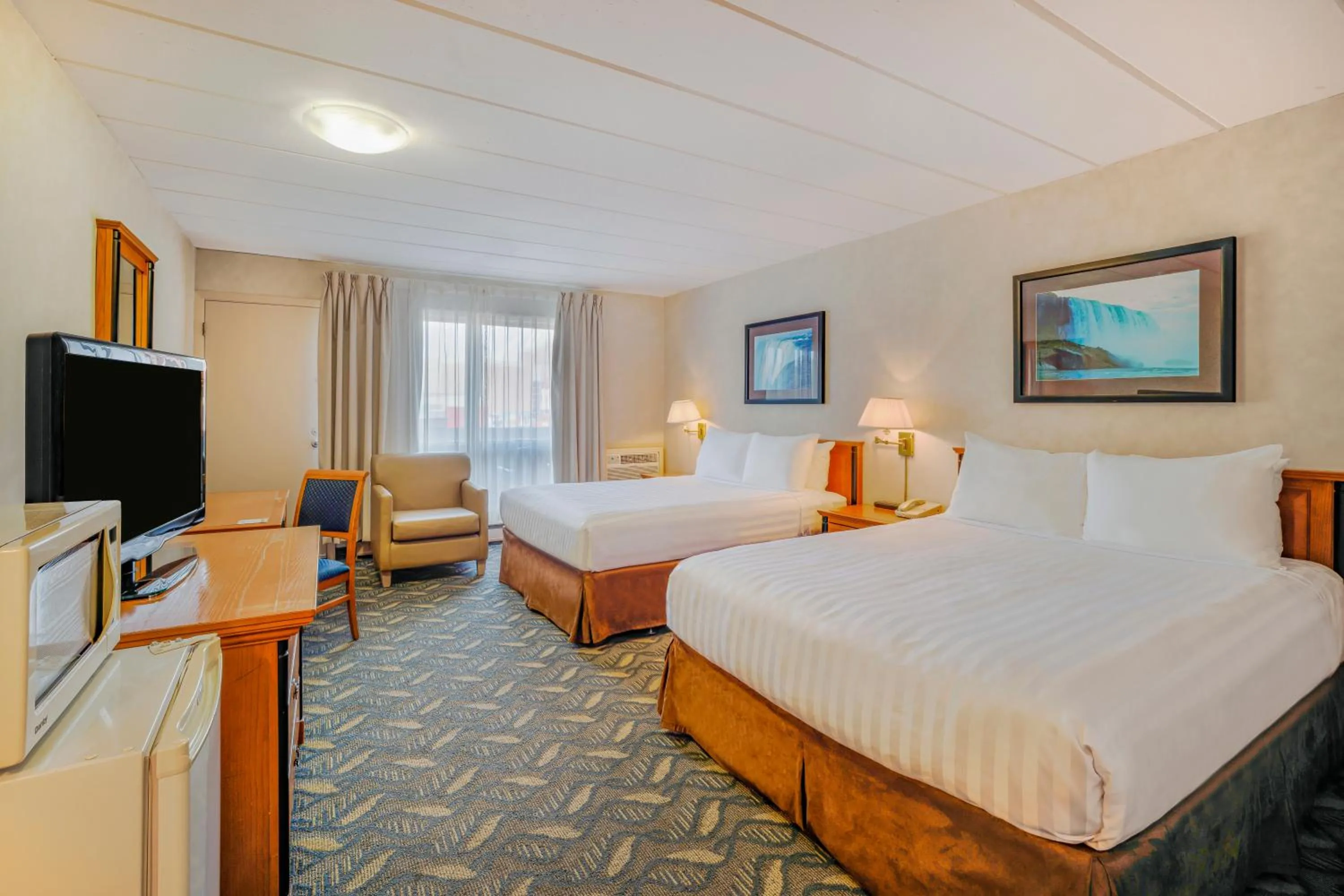 Bed in Travelodge by Wyndham Niagara Falls At the Falls