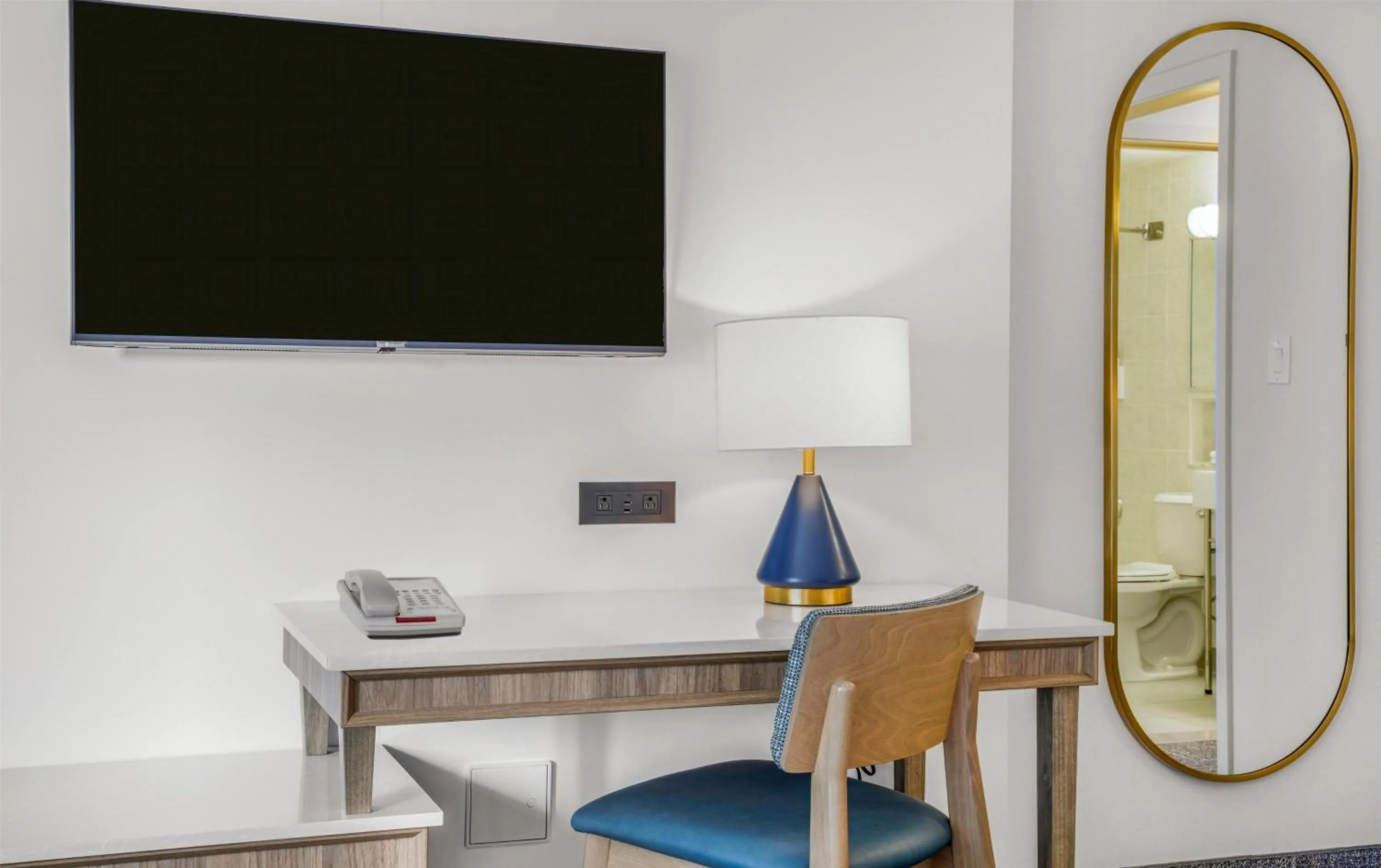 Photo of the whole room in Travelodge by Wyndham Niagara Falls At the Falls