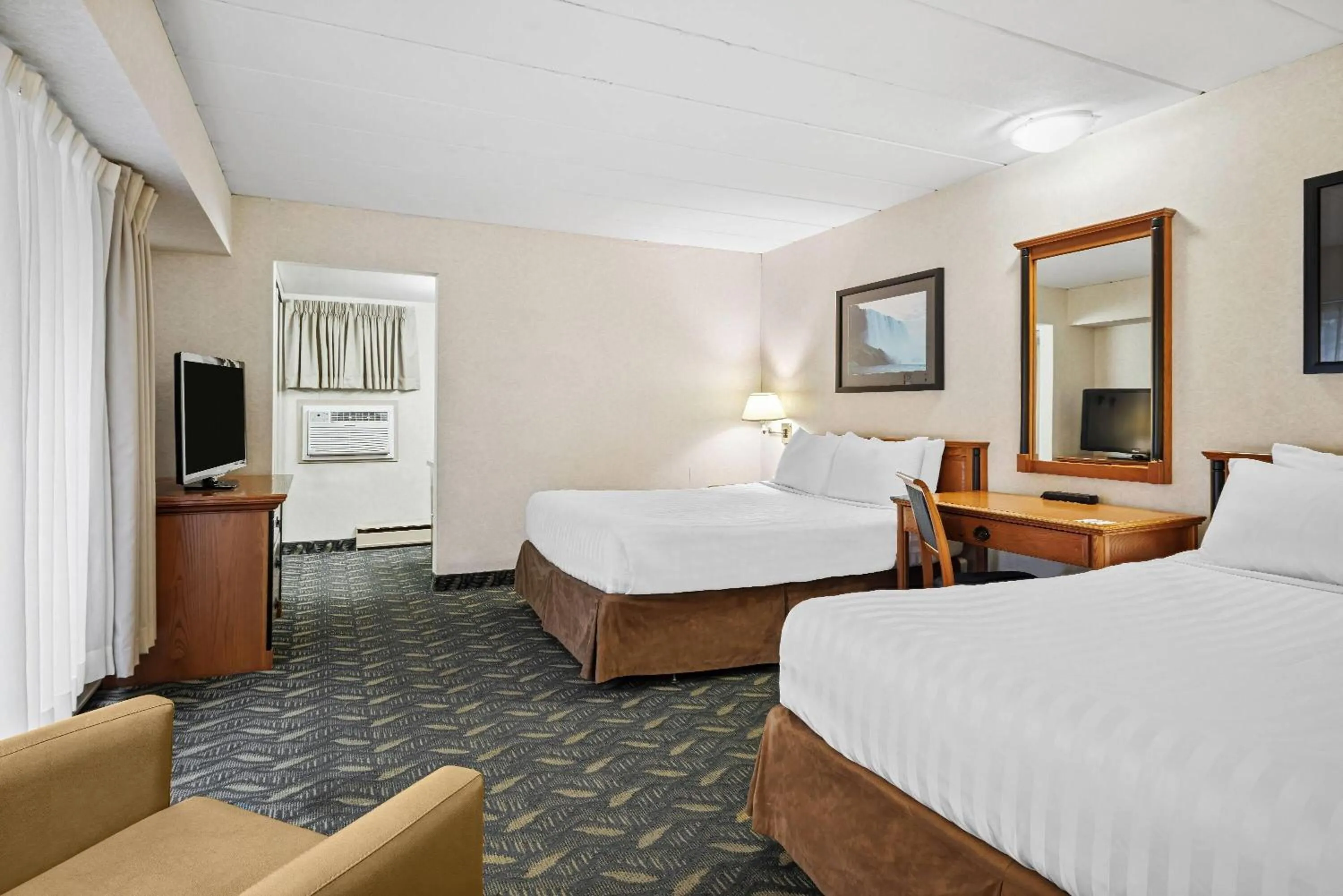 Bed in Travelodge by Wyndham Niagara Falls At the Falls