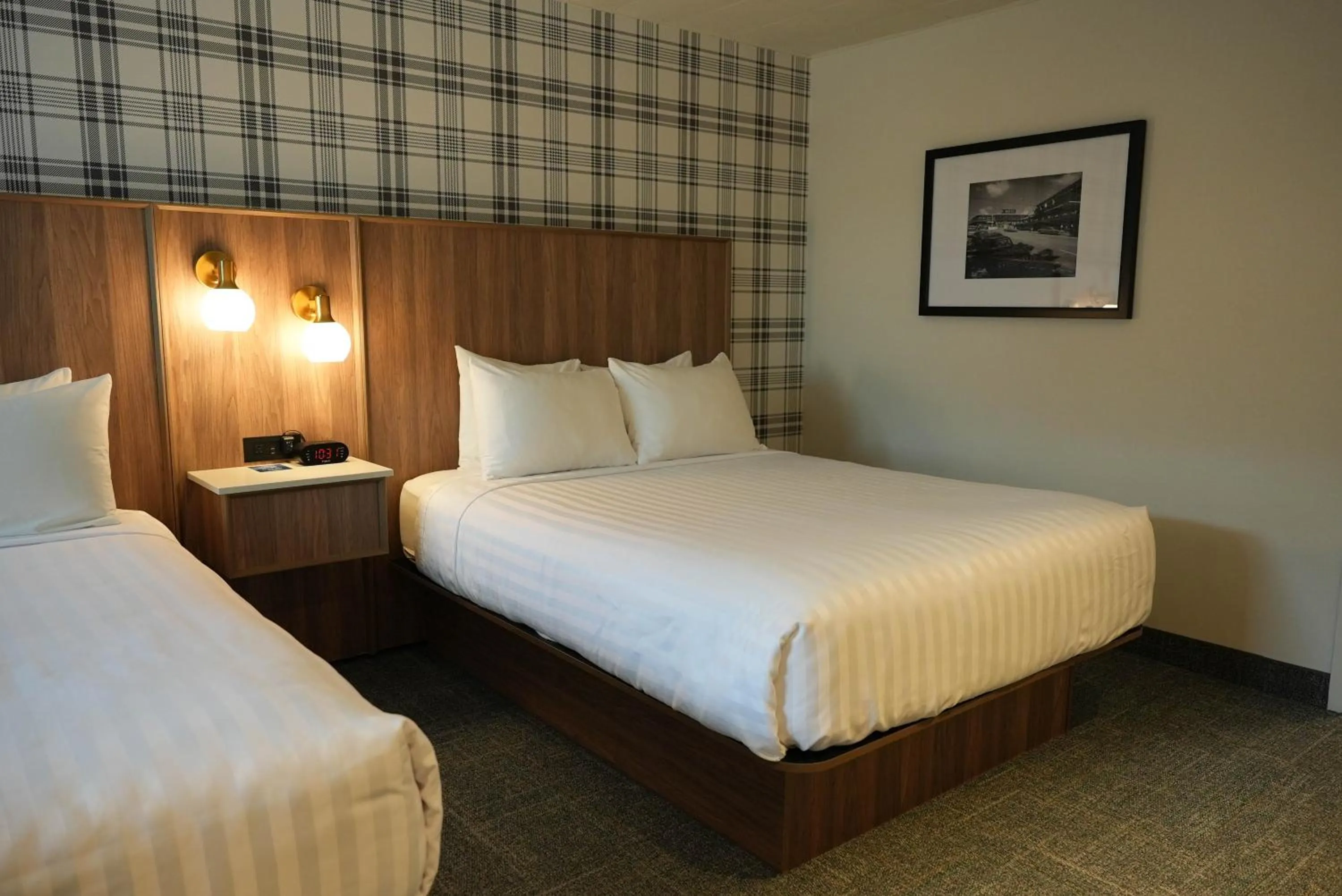 Bed in Travelodge by Wyndham Niagara Falls At the Falls