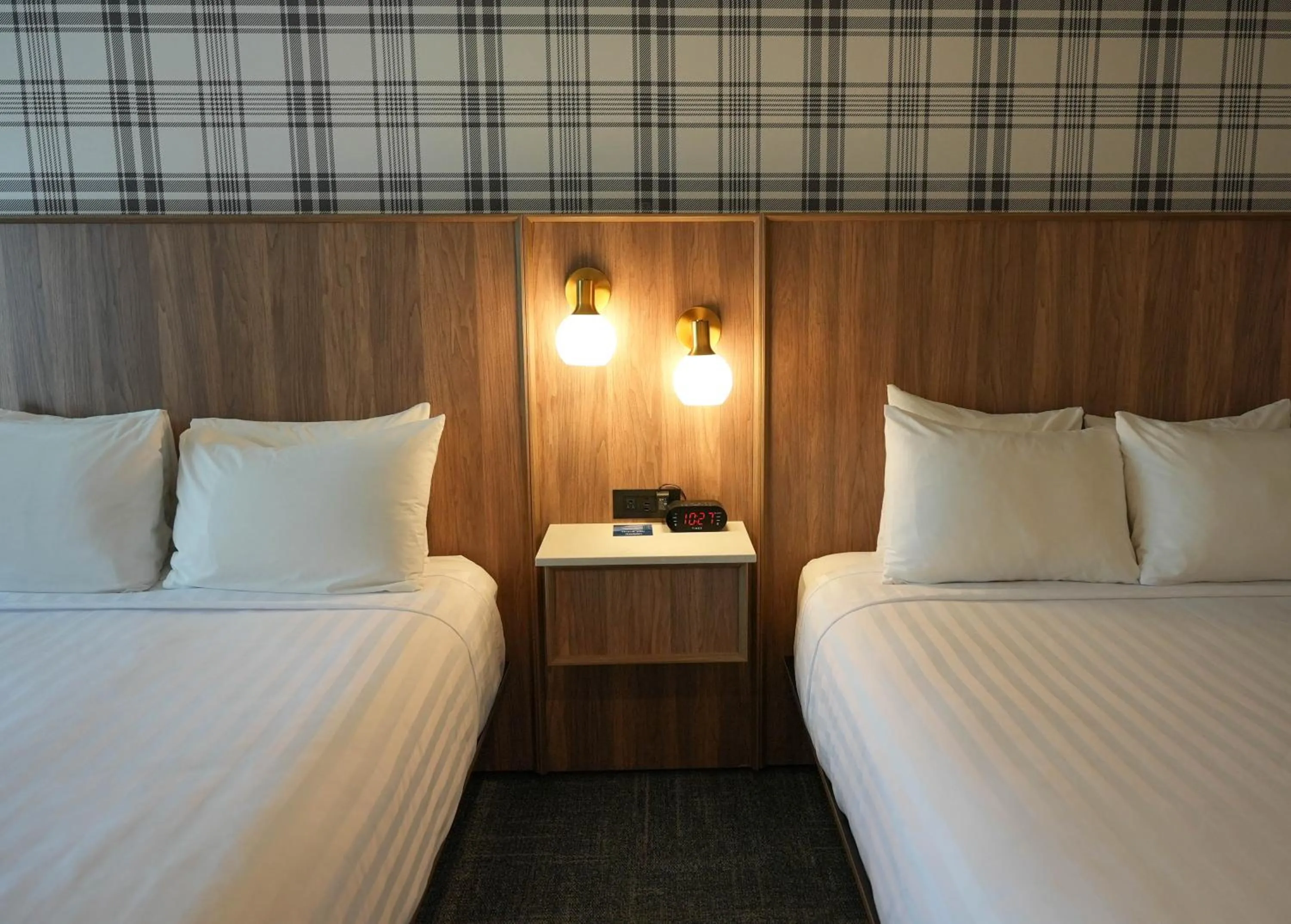 Bed in Travelodge by Wyndham Niagara Falls At the Falls