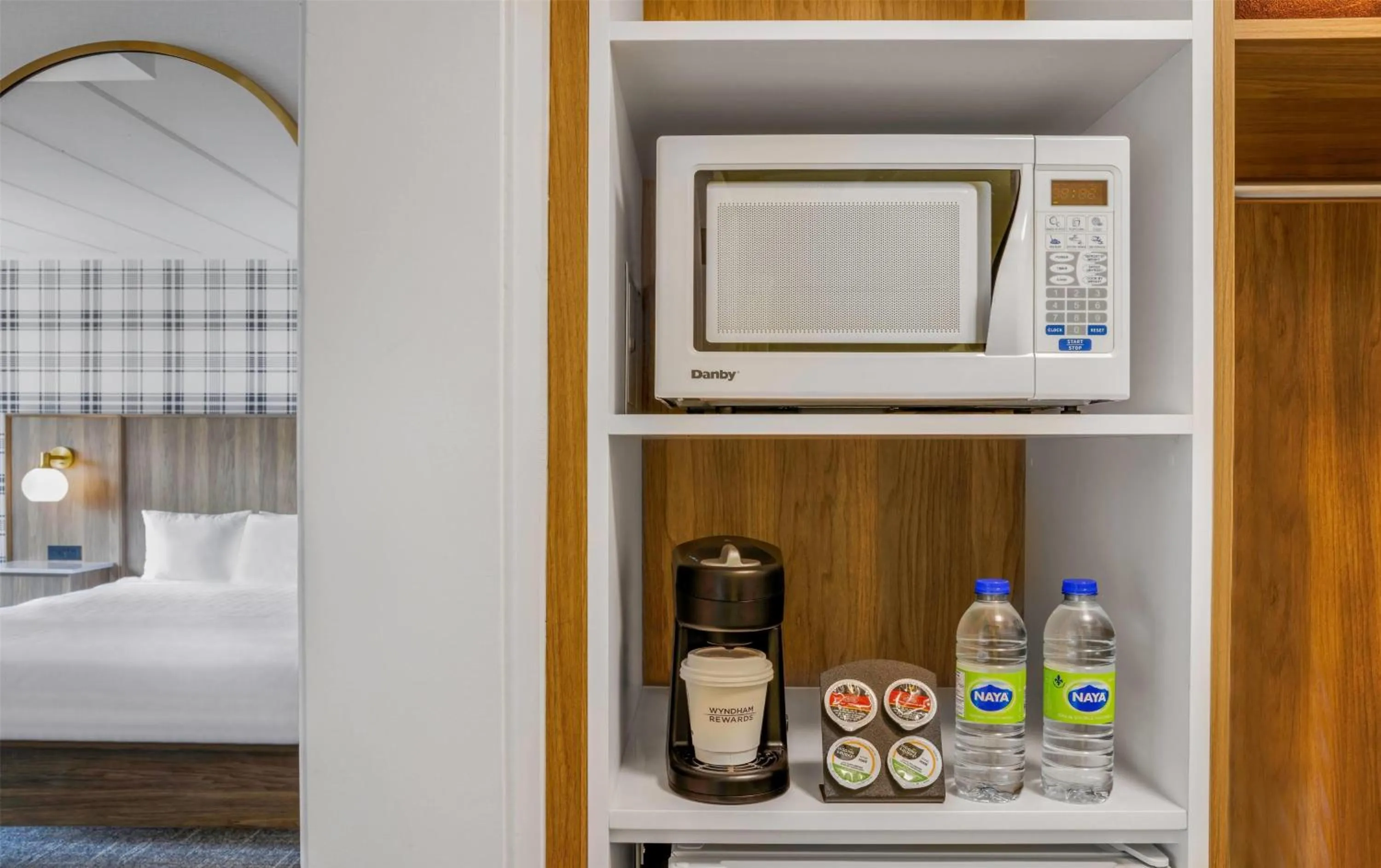 Photo of the whole room, Bed in Travelodge by Wyndham Niagara Falls At the Falls