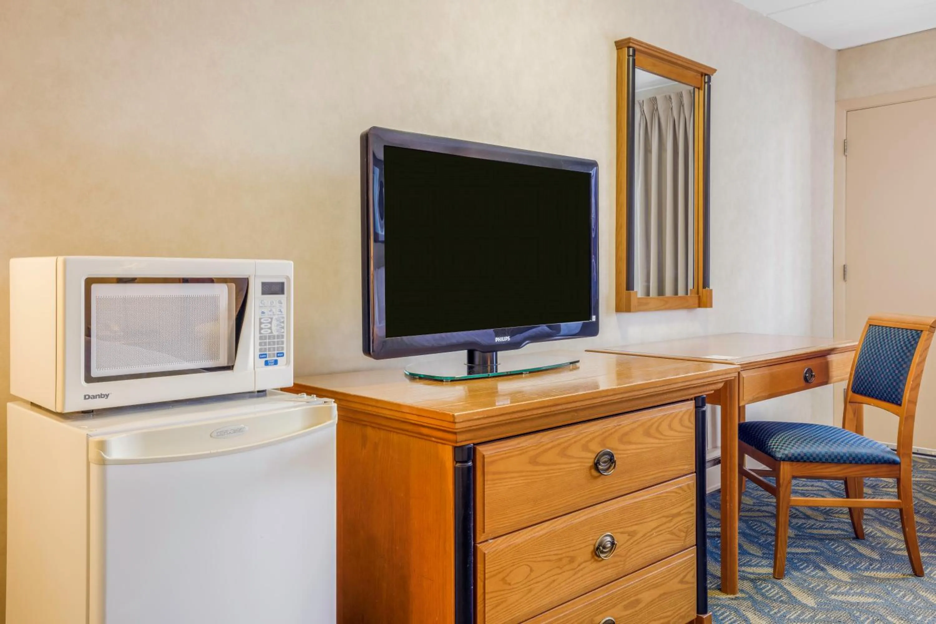 Travelodge by Wyndham Niagara Falls At the Falls