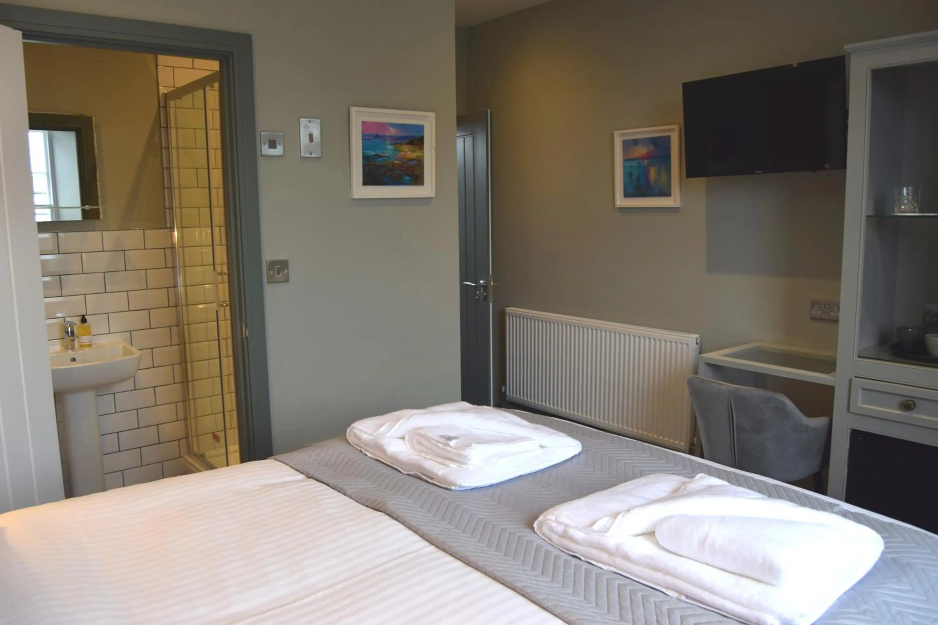 Bedroom, Bed in Crown Inn