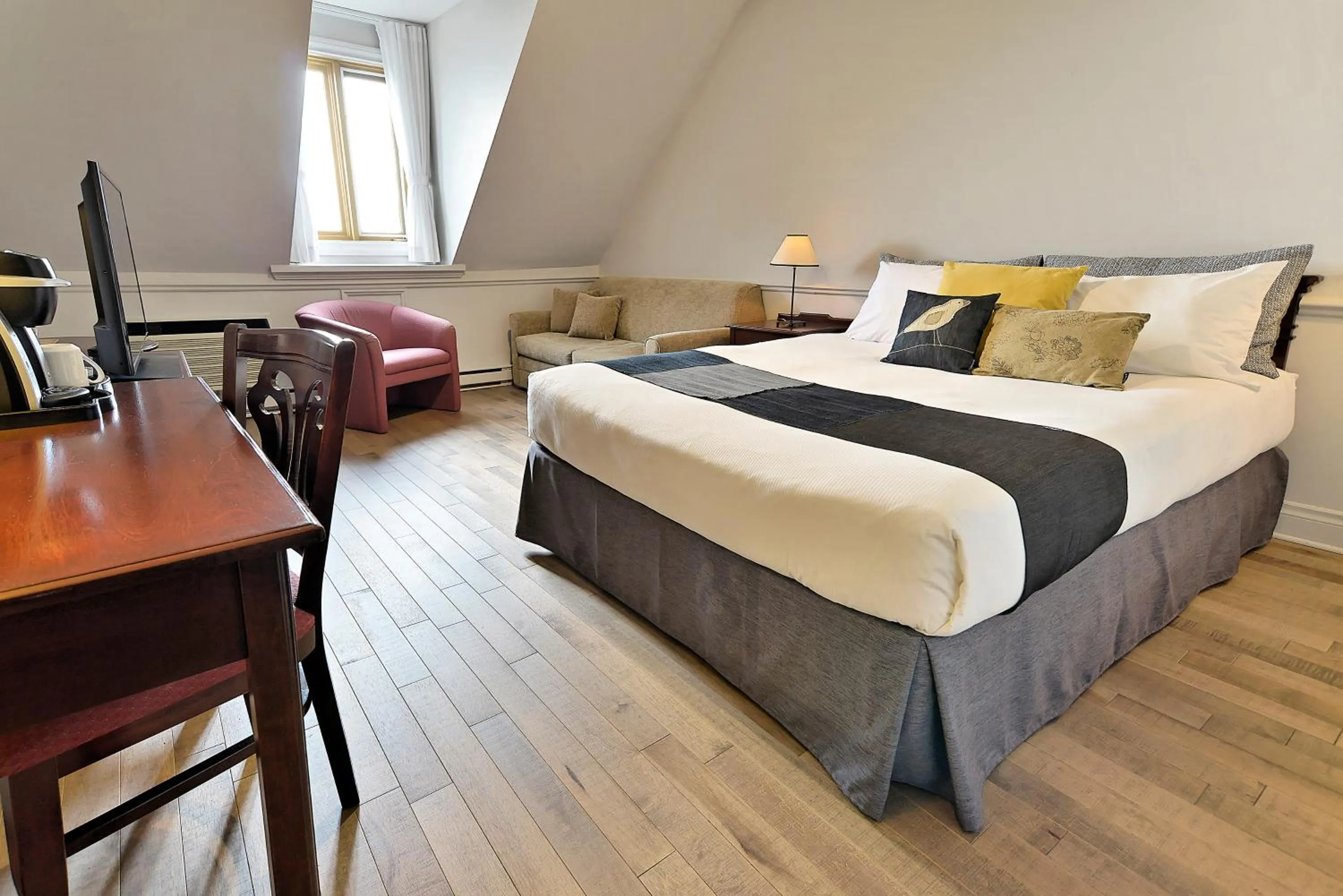 Photo of the whole room, Bed in Hotel Cap-aux-Pierres