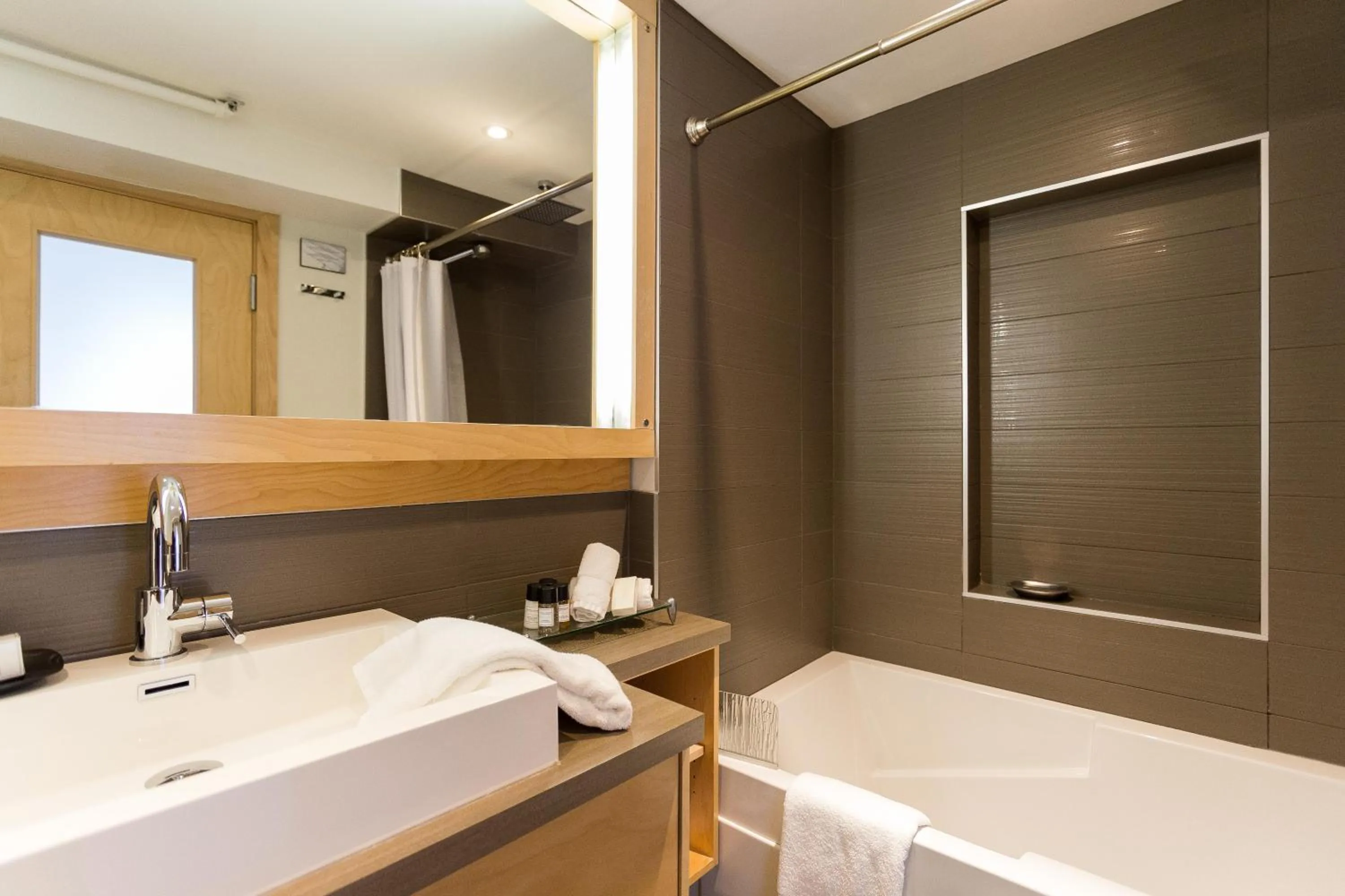 Bathroom, Bed in Hotel le Priori