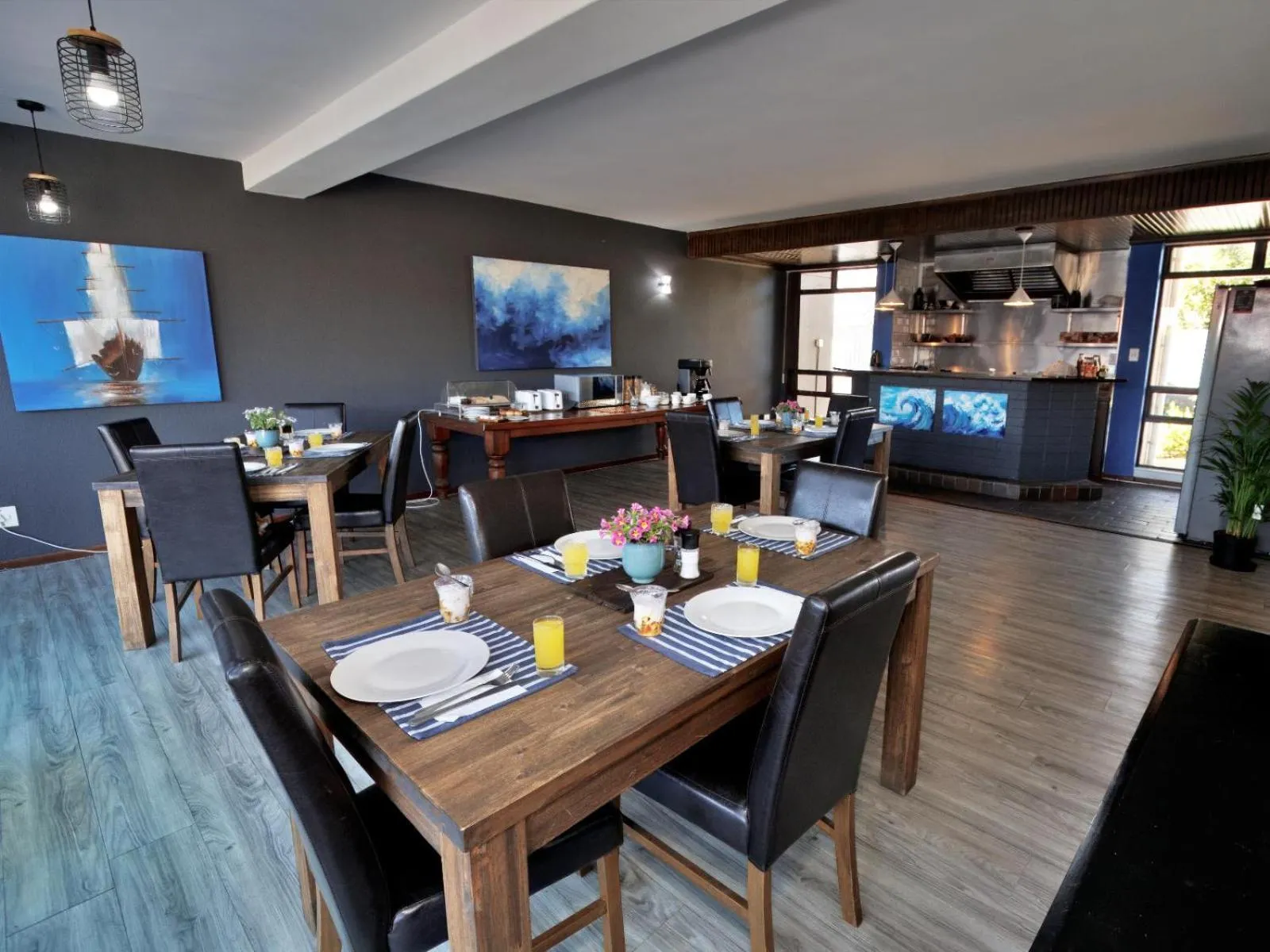 Dining area in Beachwood Inn Melkbosstrand