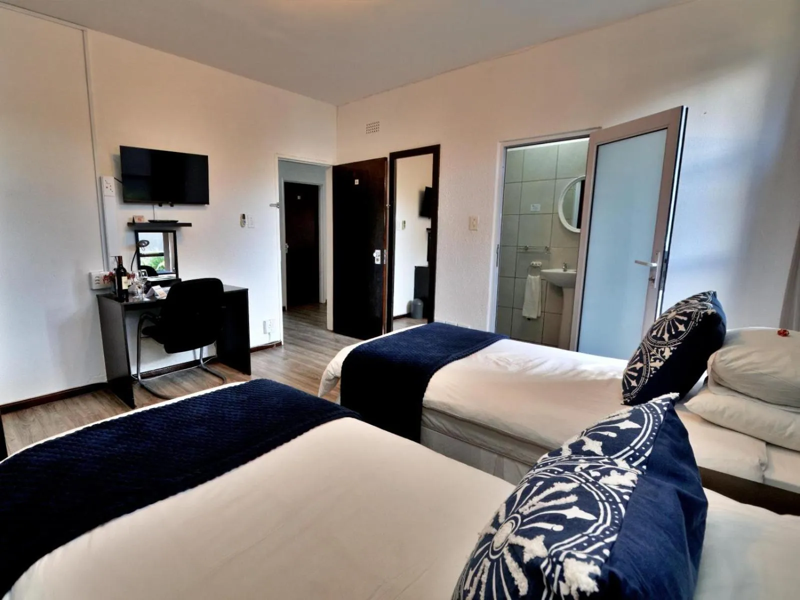 Photo of the whole room, Bed in Beachwood Inn Melkbosstrand