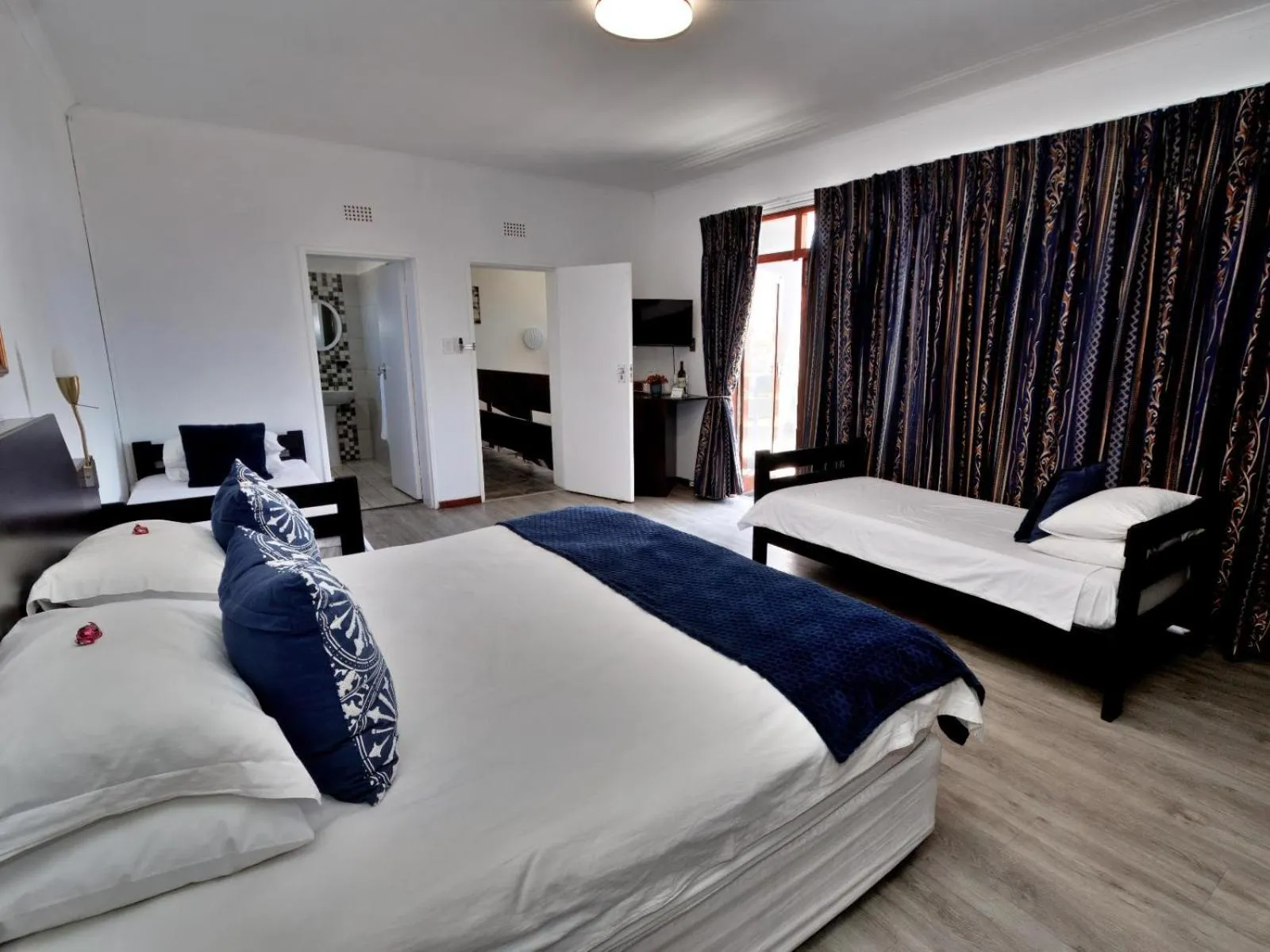 Bed in Beachwood Inn Melkbosstrand