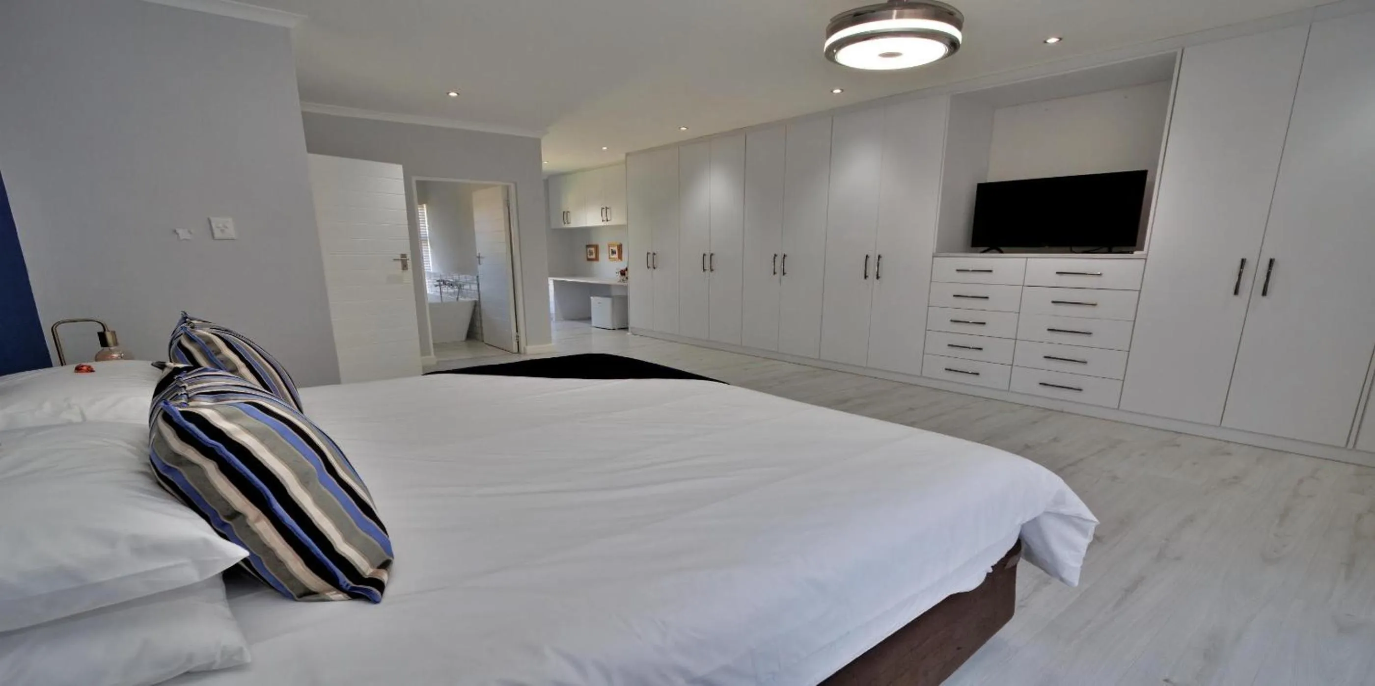 Photo of the whole room, Bed in Beachwood Inn Melkbosstrand